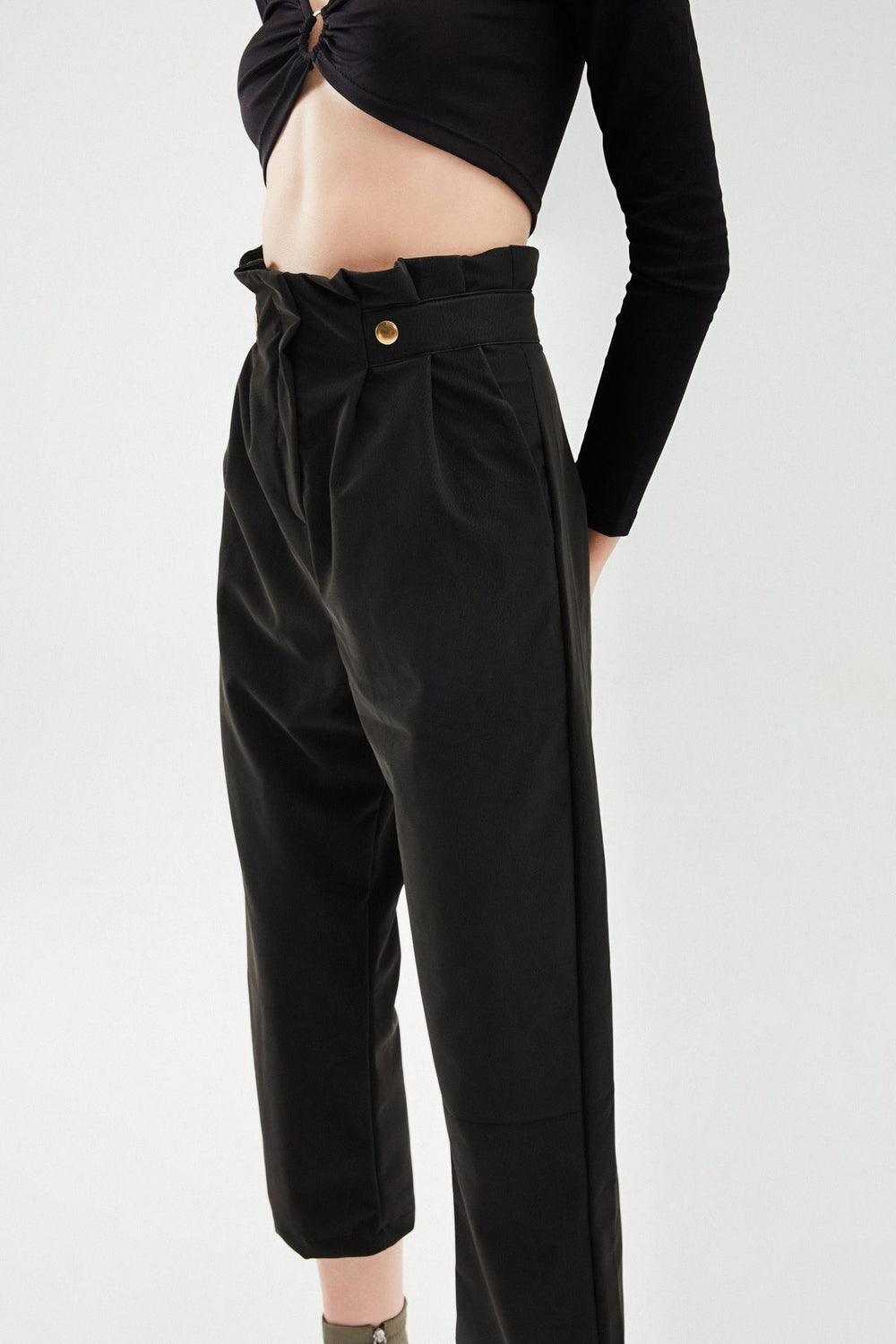 Buttoned Carrot Trousers Black