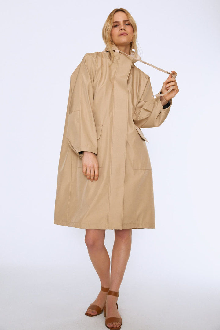 Arkası Baskılı Kapüşonlu Uzun Trençkot Bej