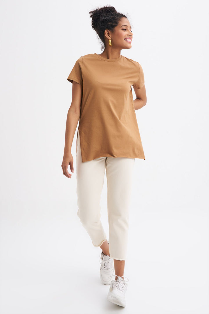 Bisiklet Yaka Yanı Yırtmaçlı Tişört Kahverengi