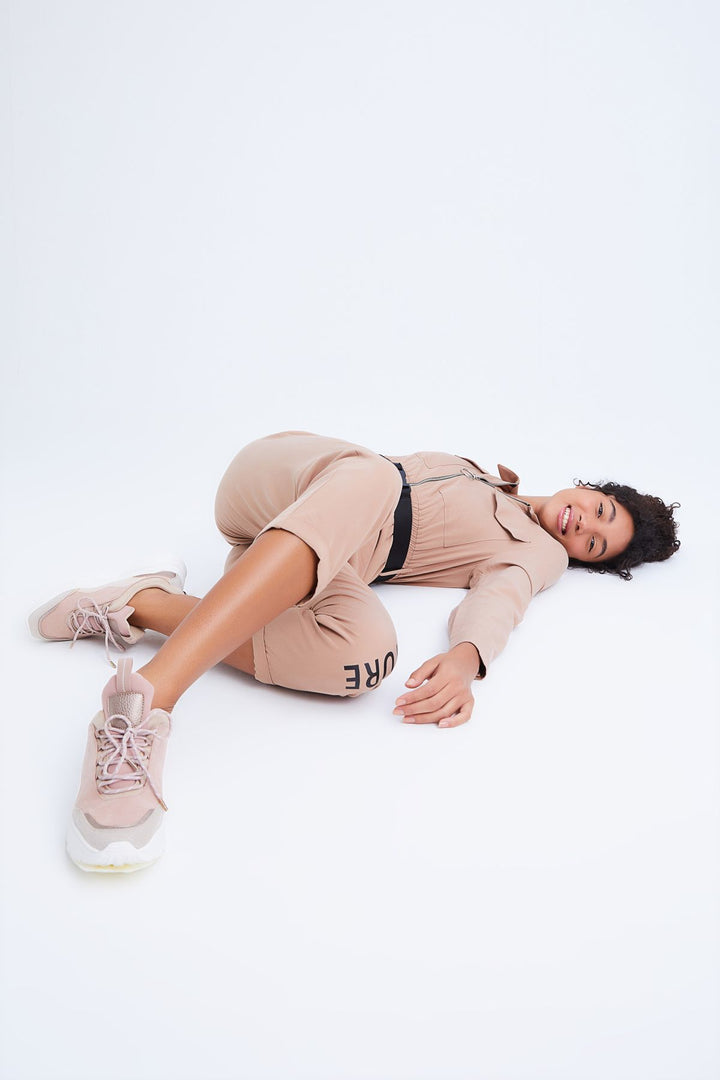 Kemerli Yazı Detaylı Tulum Camel