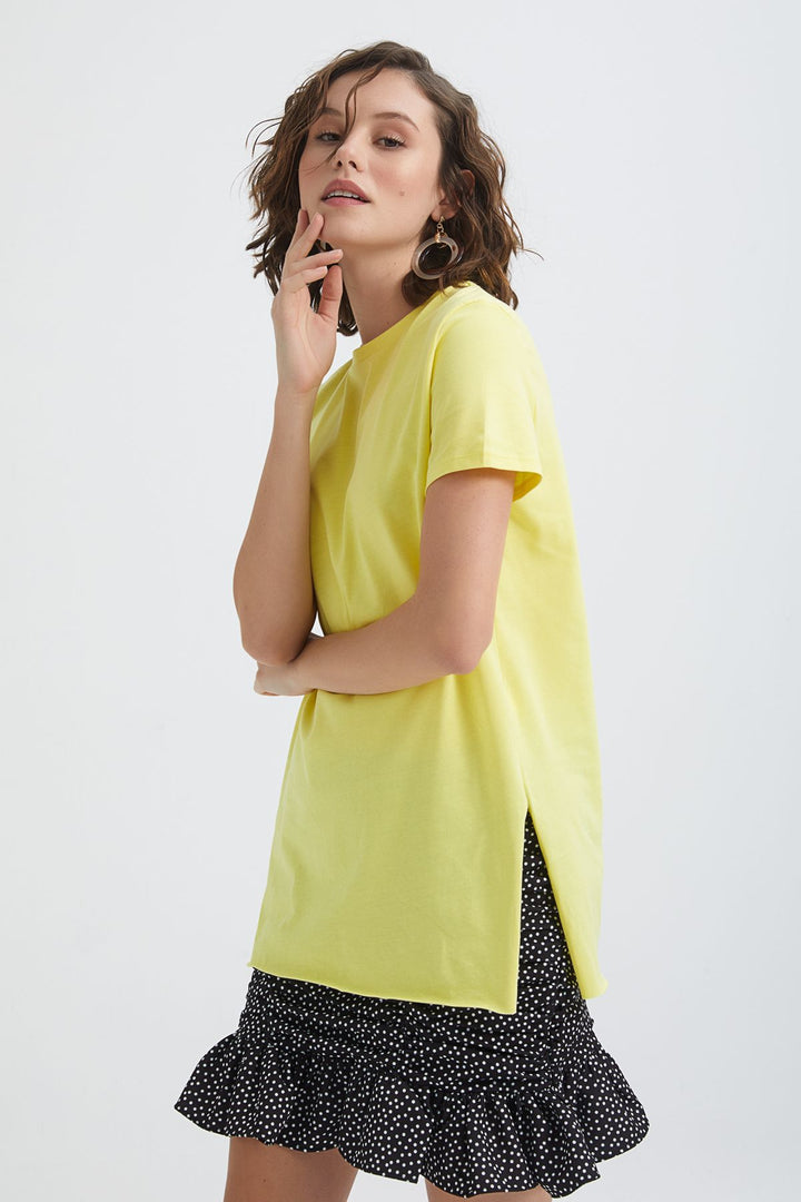 Bisiklet Yaka Yanı Yırtmaçlı Tişört Sarı