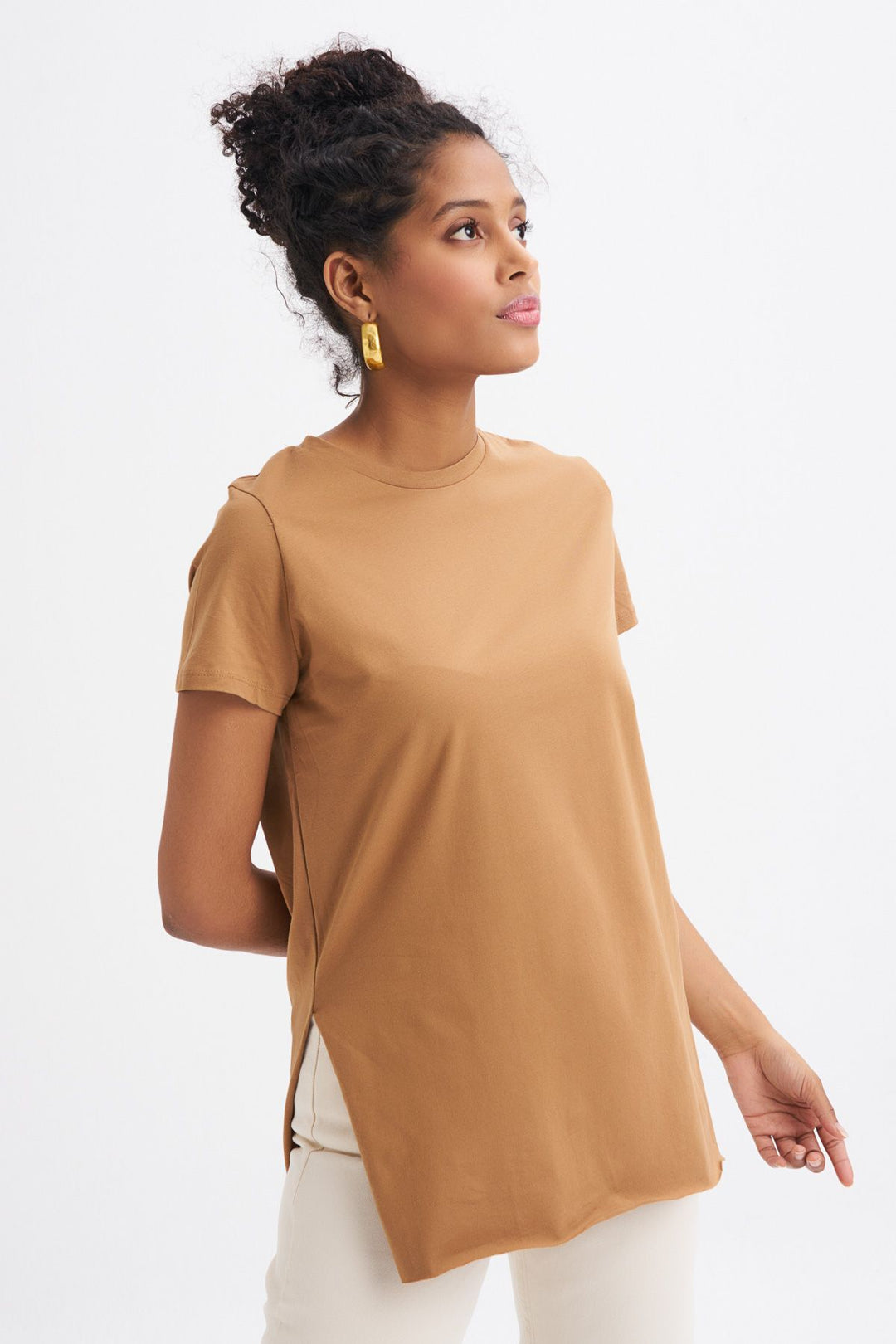 Bisiklet Yaka Yanı Yırtmaçlı Tişört Kahverengi