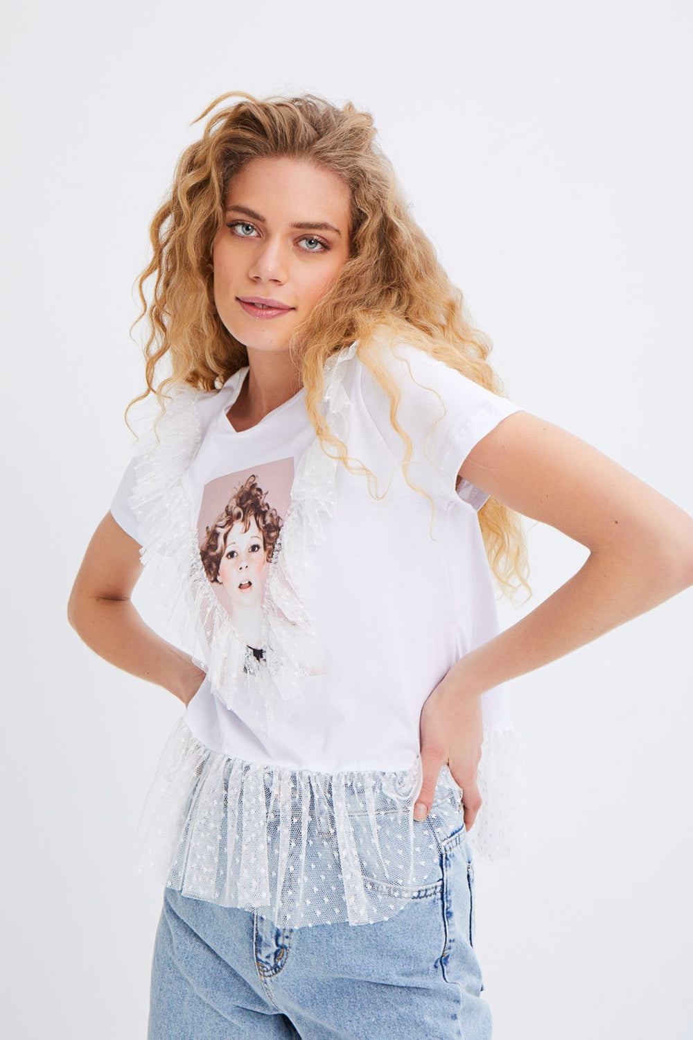 Etek Ucu ve Önü Tül Fırfır Detaylı Baskılı Tişört Beyaz