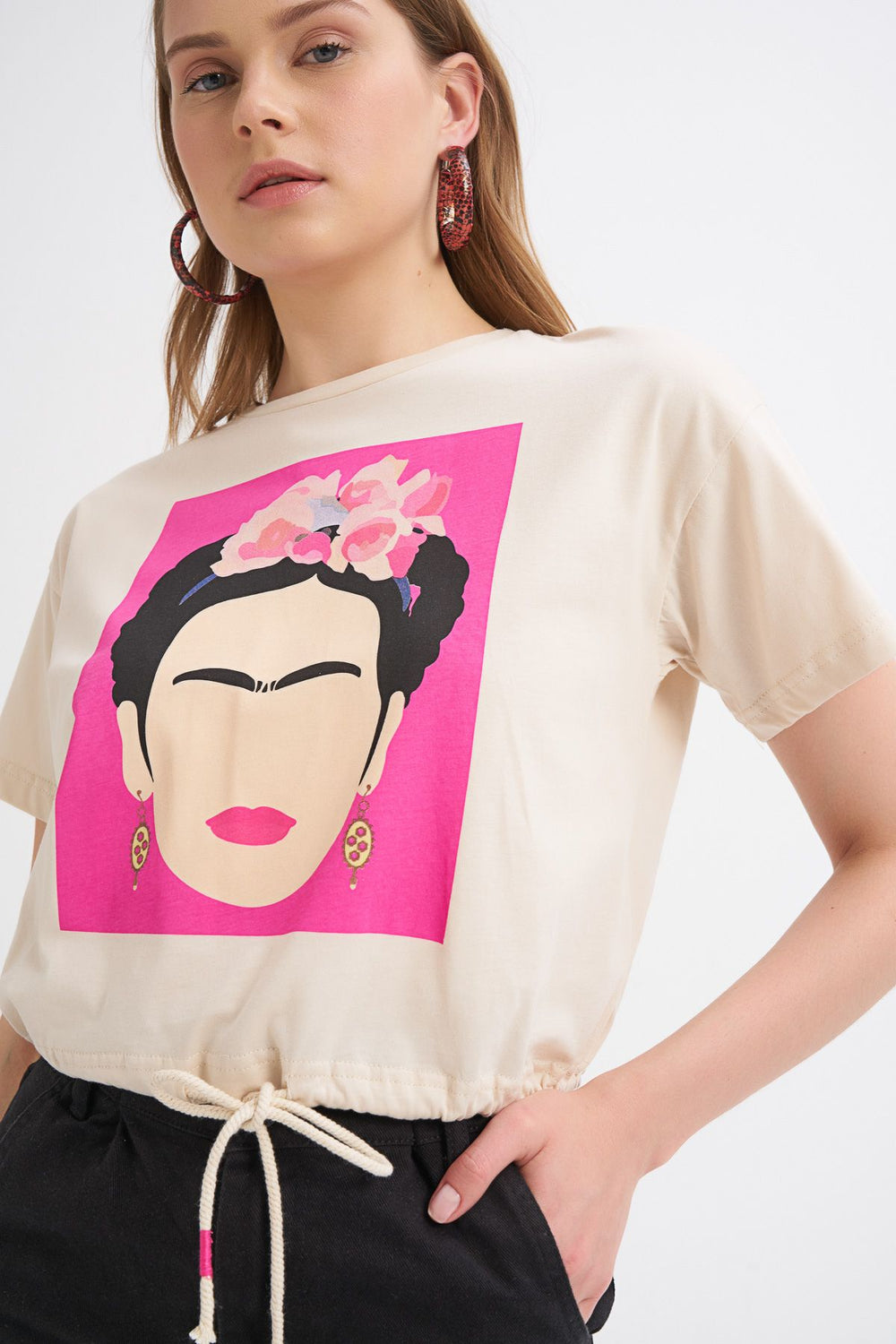 Frida Baskılı Bağlama Detaylı Tişört Açık Bej