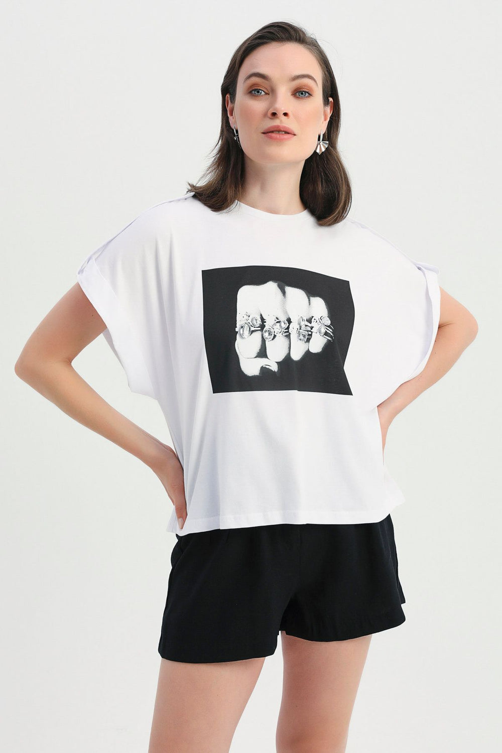 Apoletli Aksesuar Detaylı Baskılı Tişört Beyaz