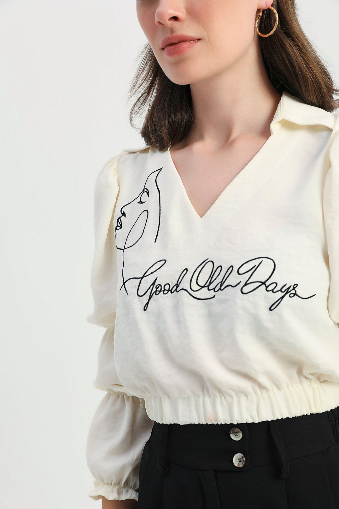 Nakışlı V Yaka Bluz Kemik