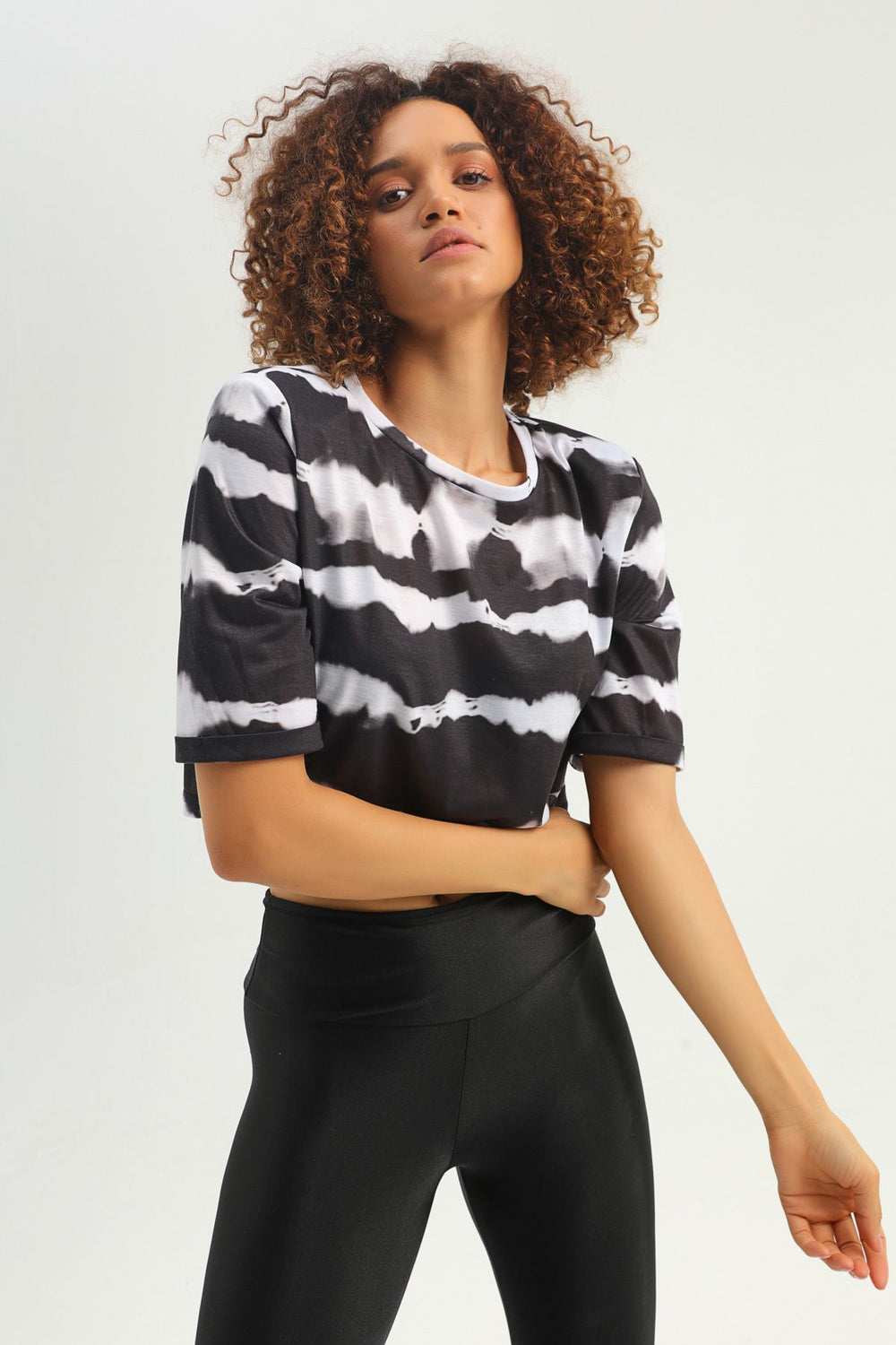 Desenli Vatkalı Crop Tişört Siyah