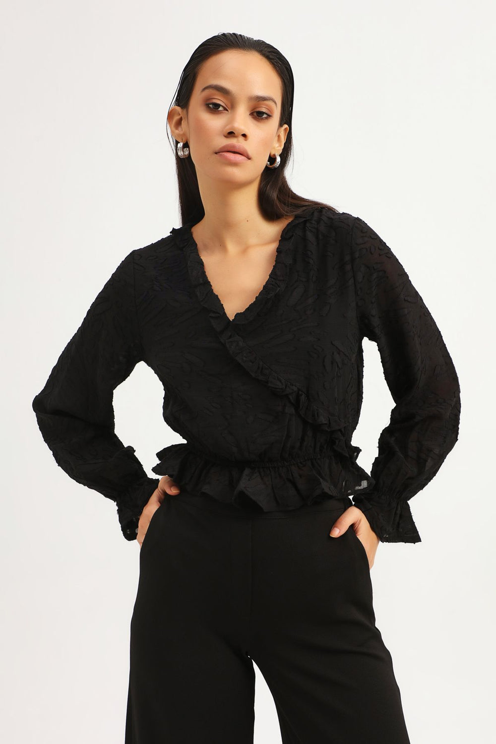 V Yaka Fırfırlı Bluz Siyah