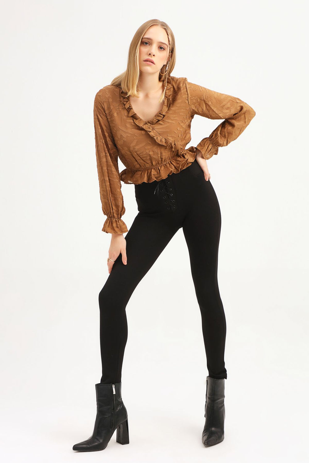 V Yaka Fırfırlı Bluz Kahverengi