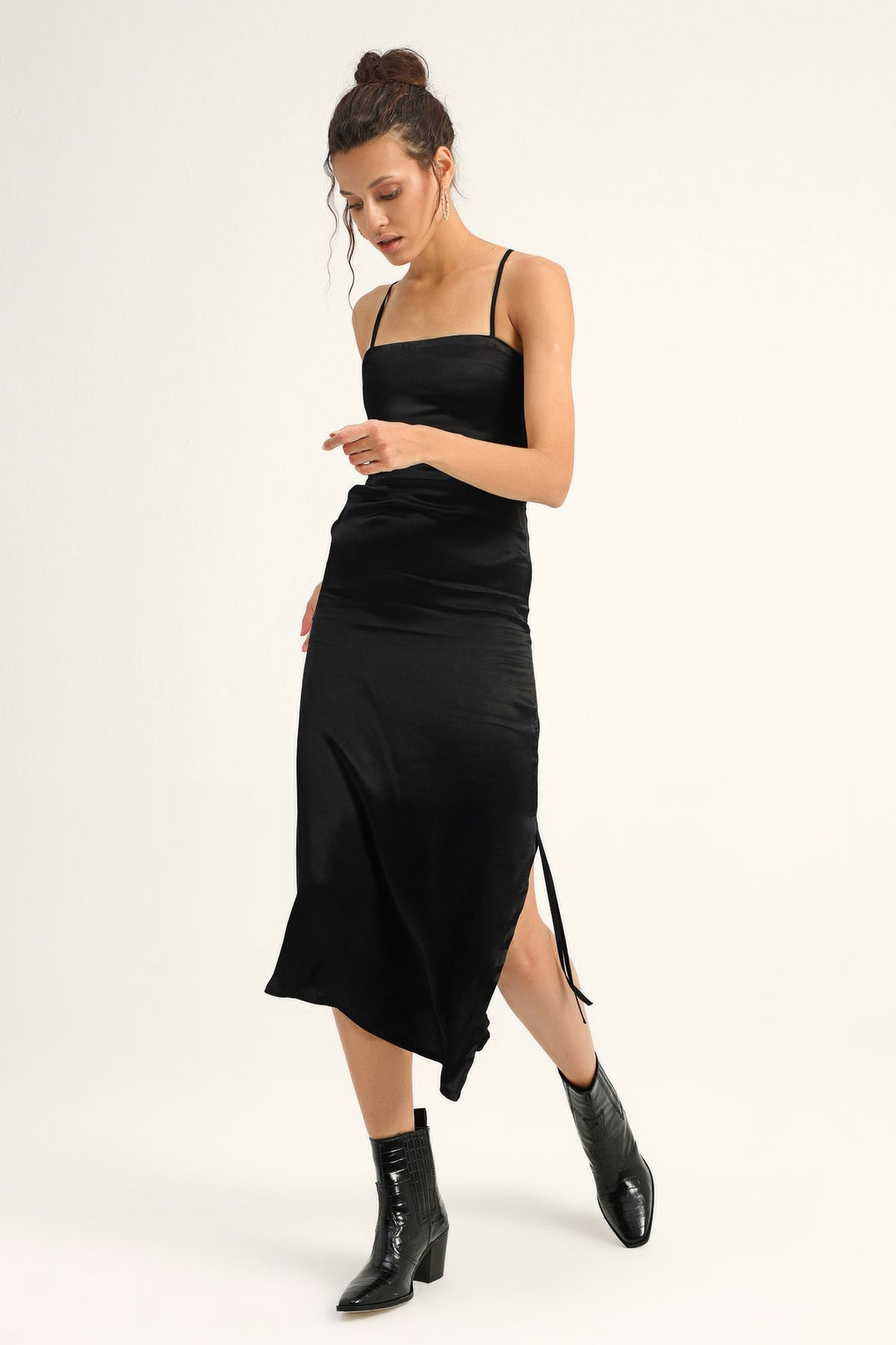 Cross Straps Pleated Dress Black
