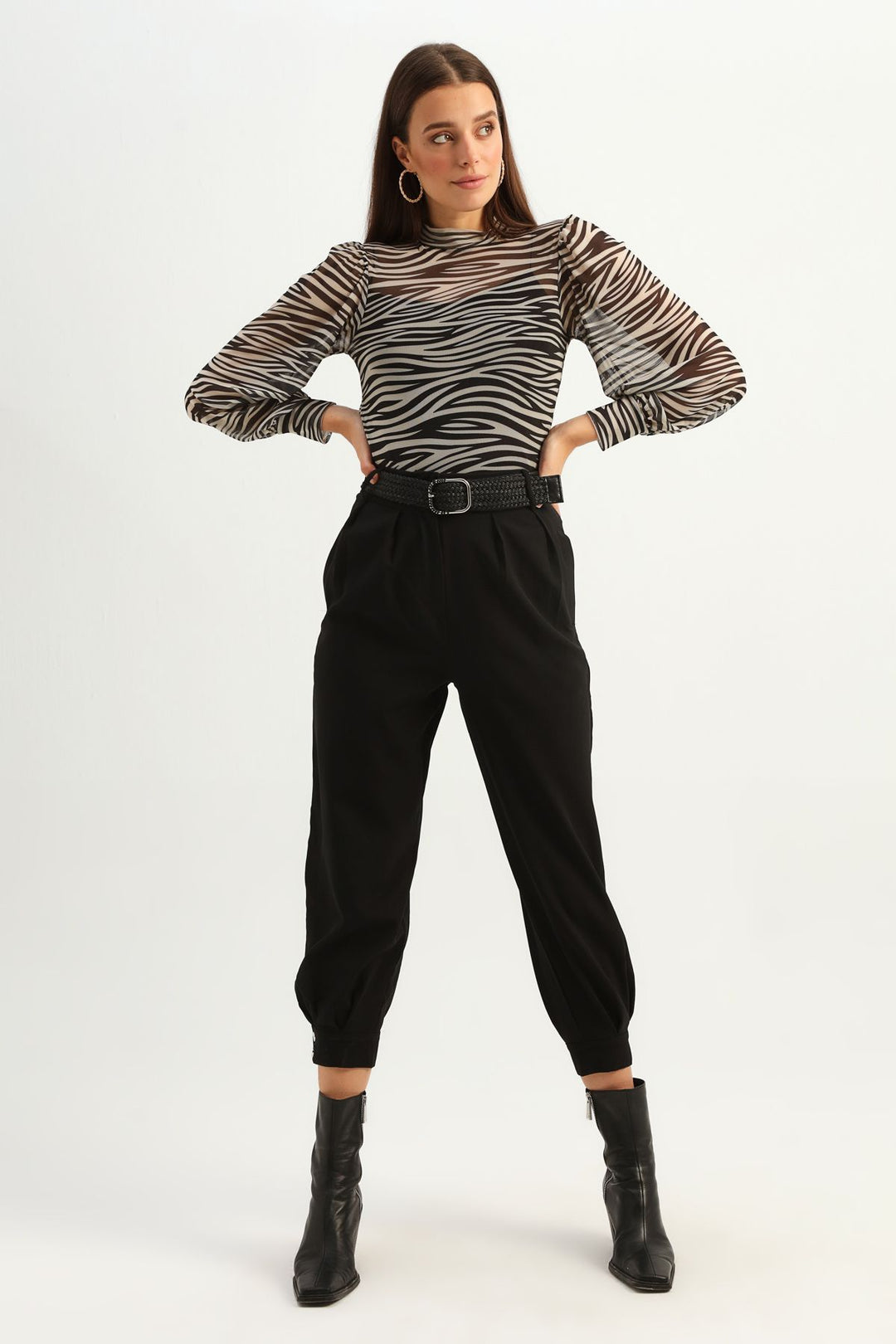 Kemerli Paçası Çıtçıtlı Pantolon Siyah