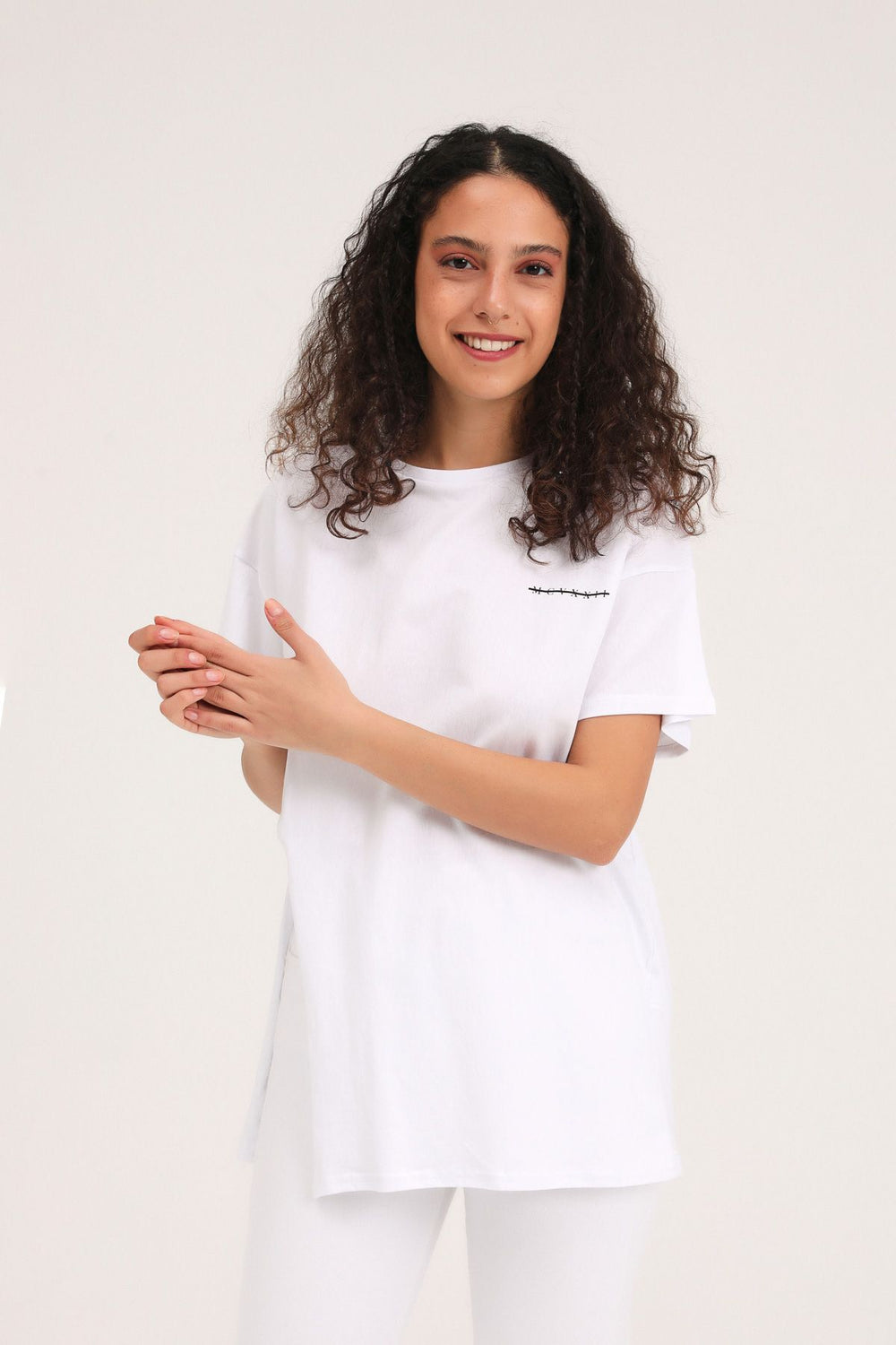 Önü Yırtmaçlı Basklı Tişört Beyaz