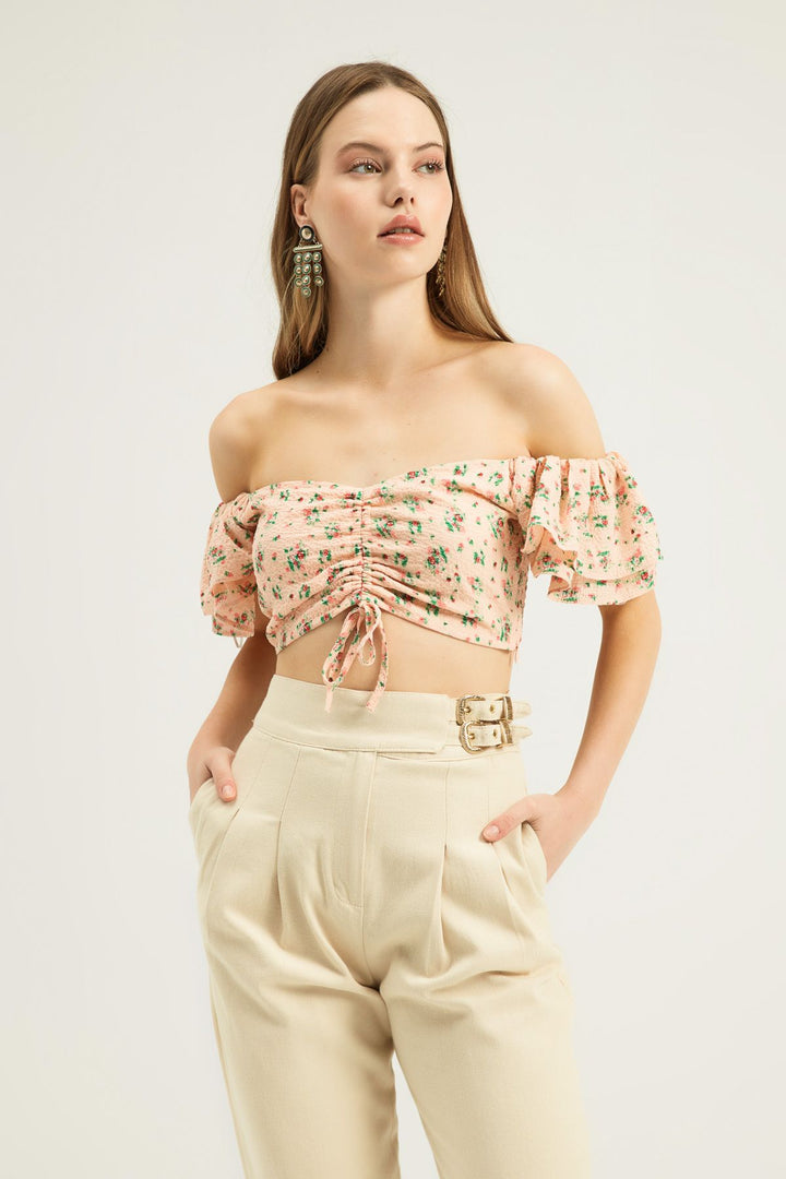 Çiçek Detaylı Büzgülü Crop Bluz Somon