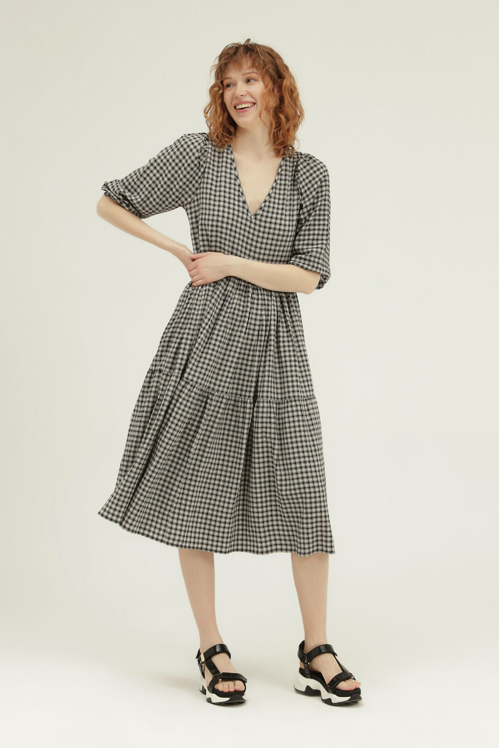 Kareli V Yaka Elbise Siyah