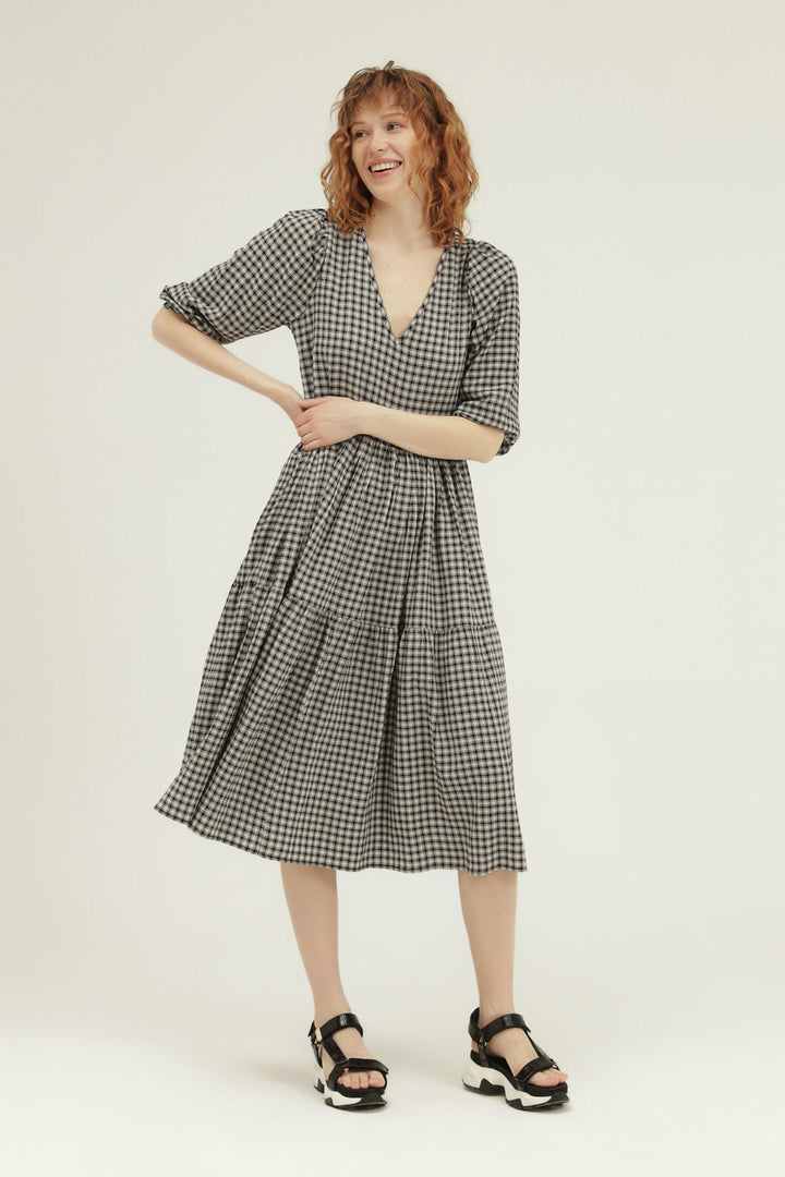 Kareli V Yaka Elbise Siyah