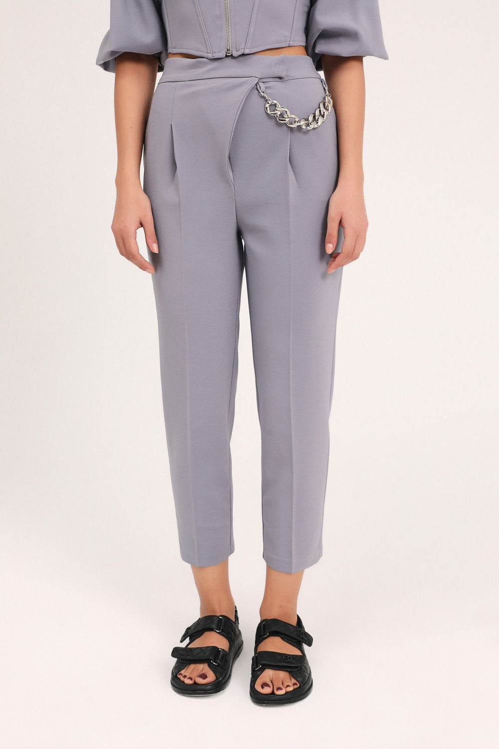 Zincir Aksesuarlı Yüksel Bel Pantolon Gri