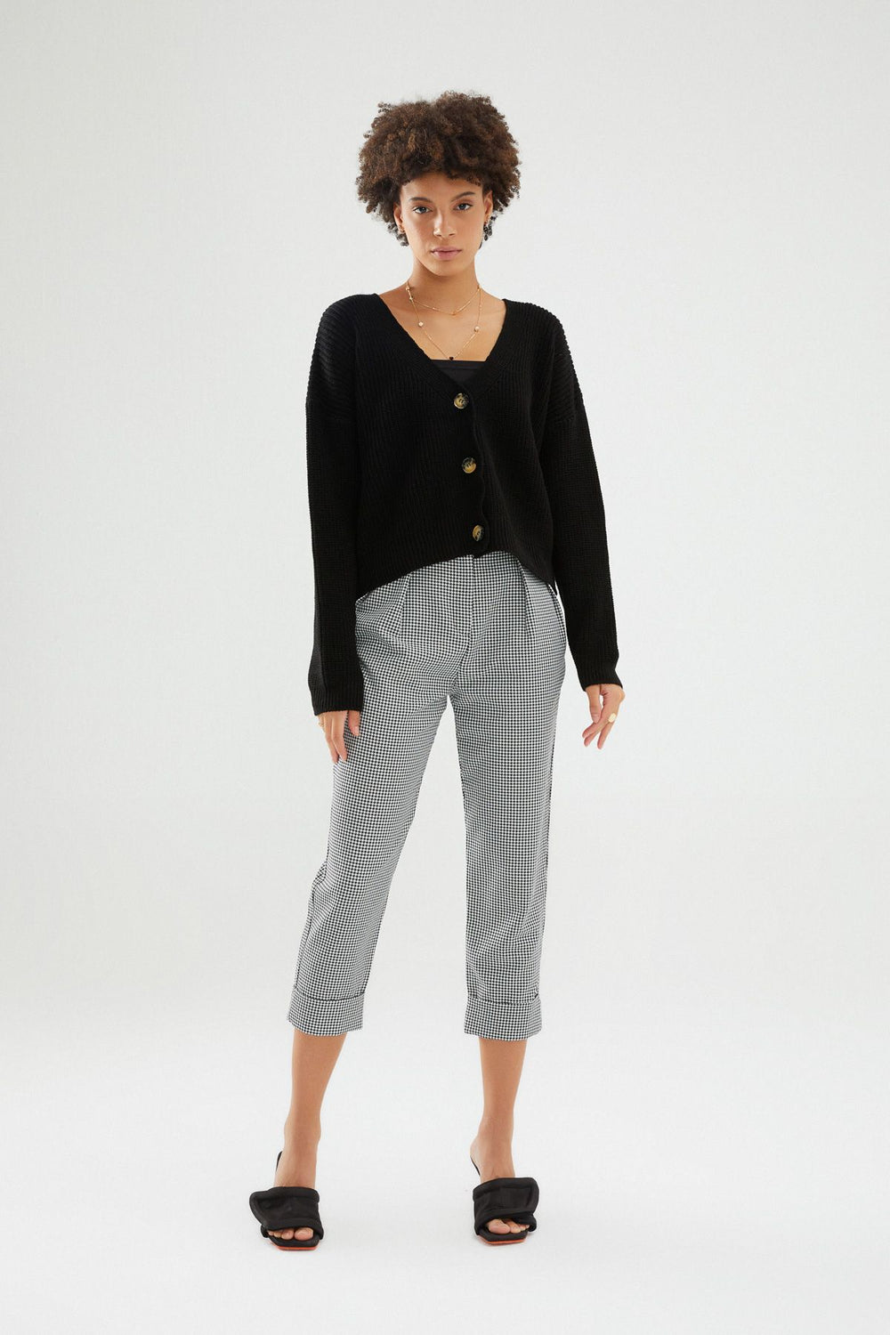 Düğmeli V Hırka Siyah