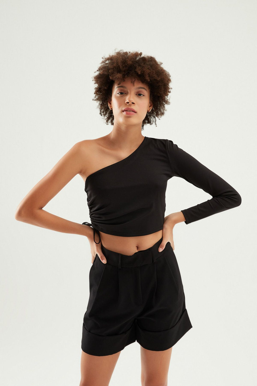 Büzgülü Tek Kol Bluz Siyah