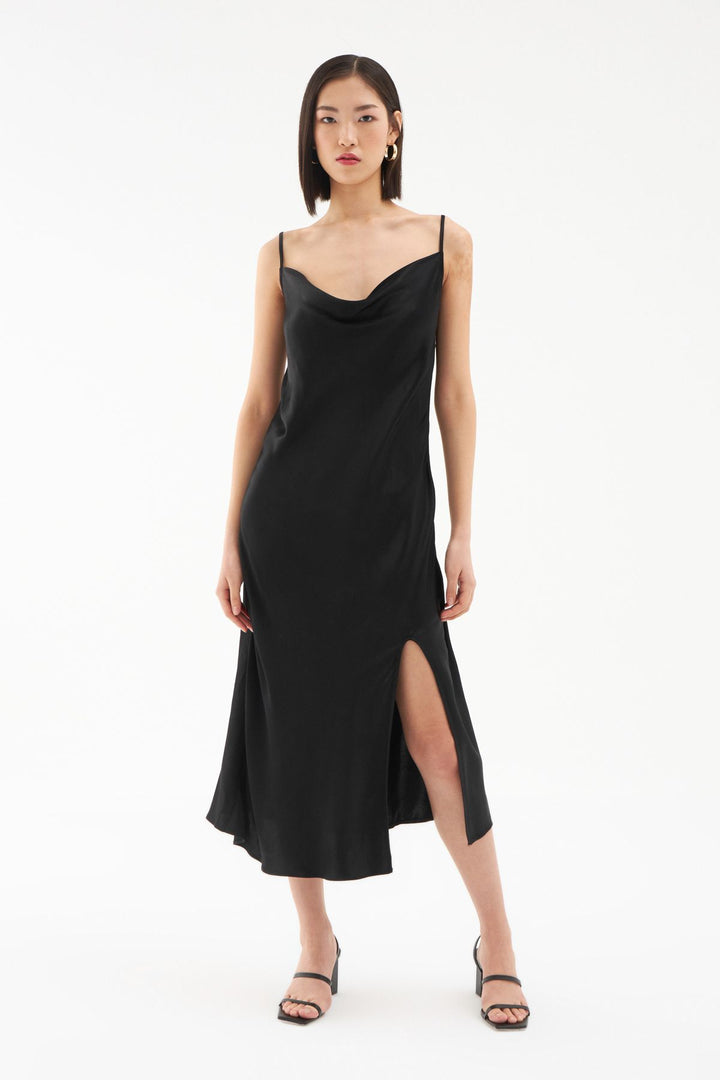 Degaje Yaka Yırtmaçlı Midi Boy Elbise Siyah