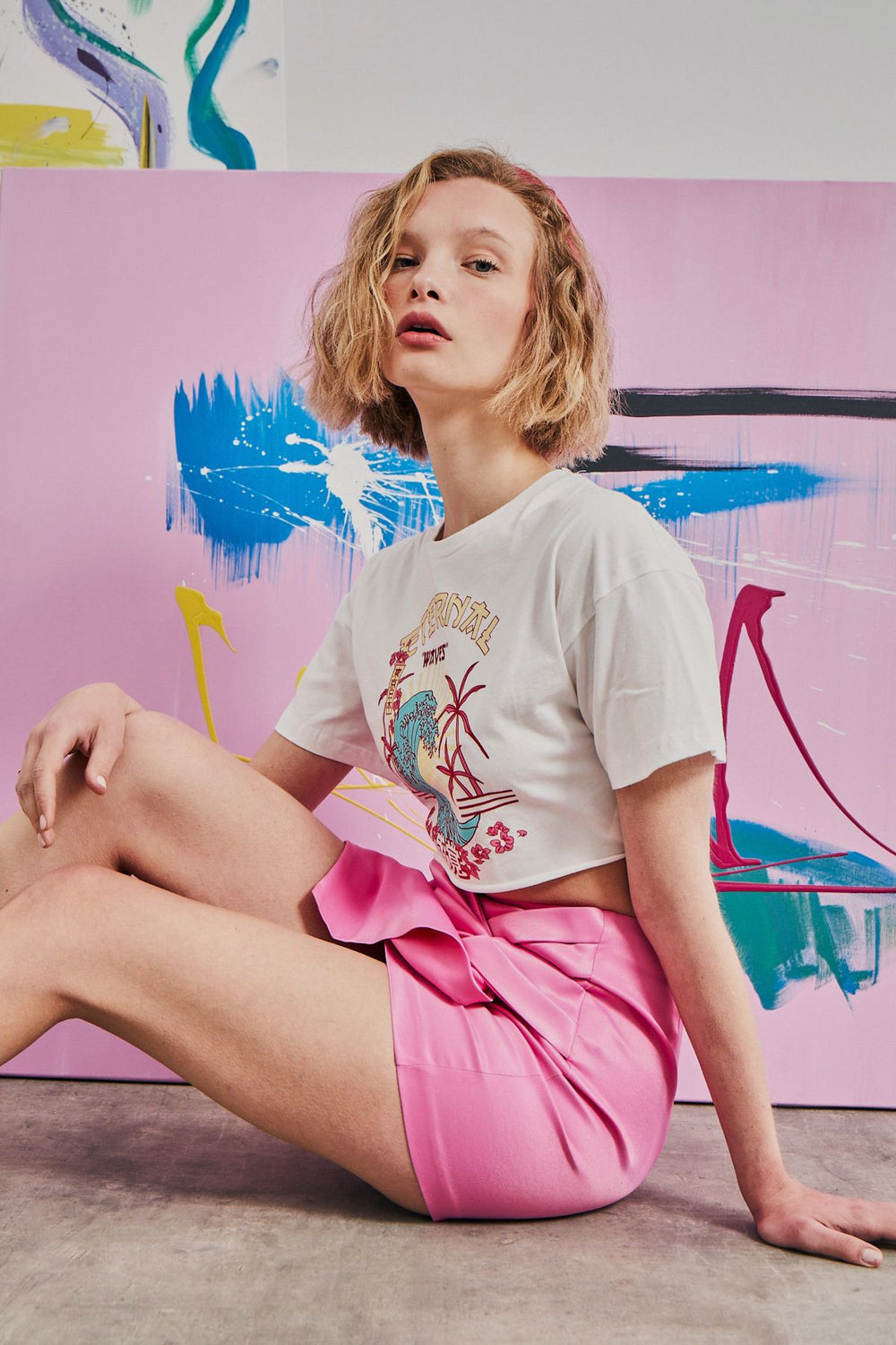 Sırt Dekolteli Baskılı Crop Tişört Ekru