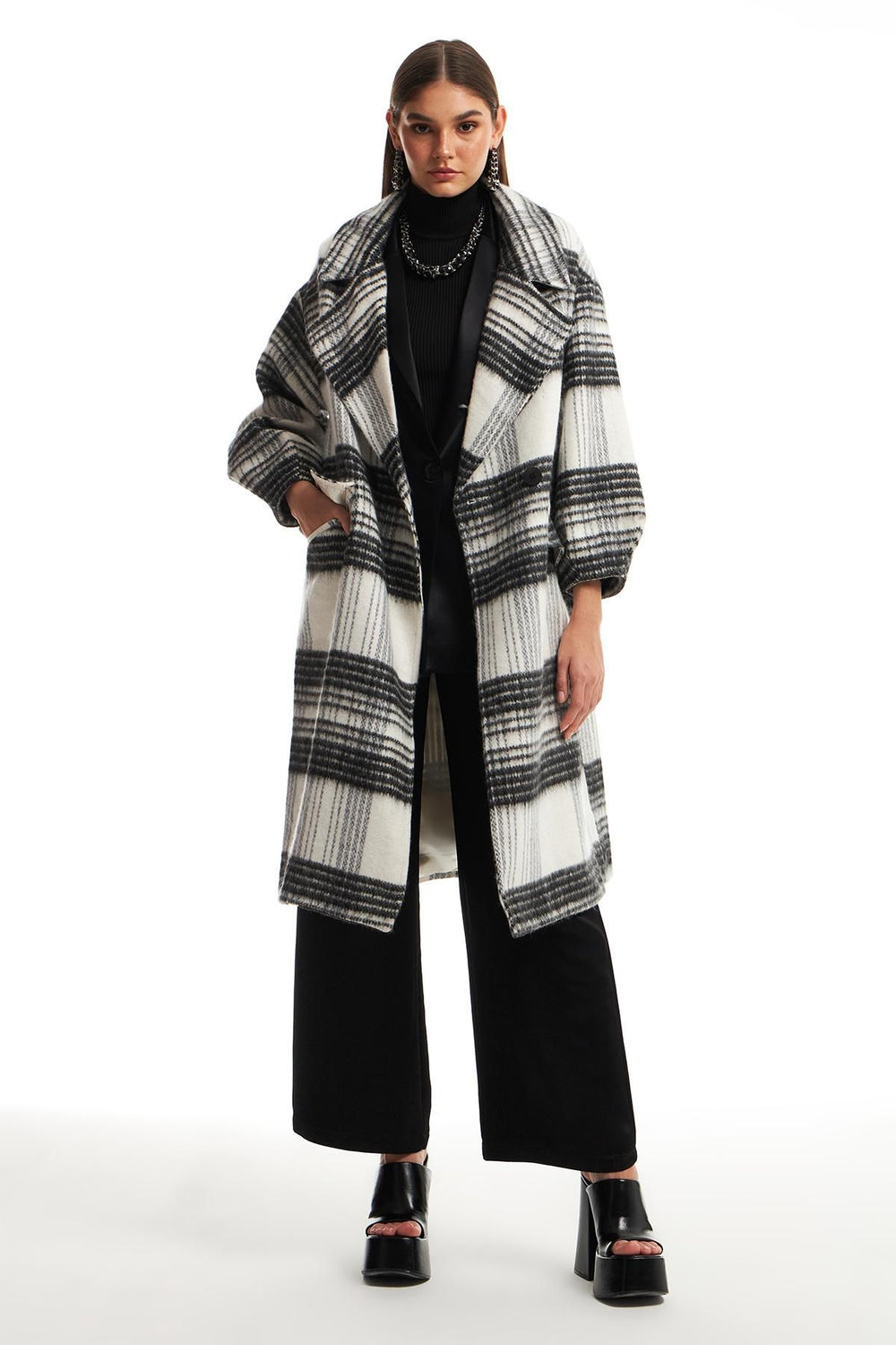 Wide Sleeve Detailed Coat Black