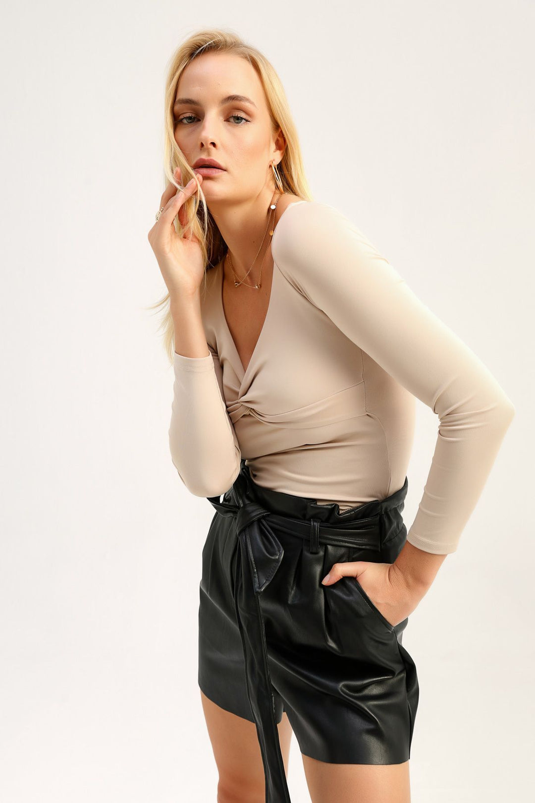 Büzgülü V Yaka Bodysuit Bej