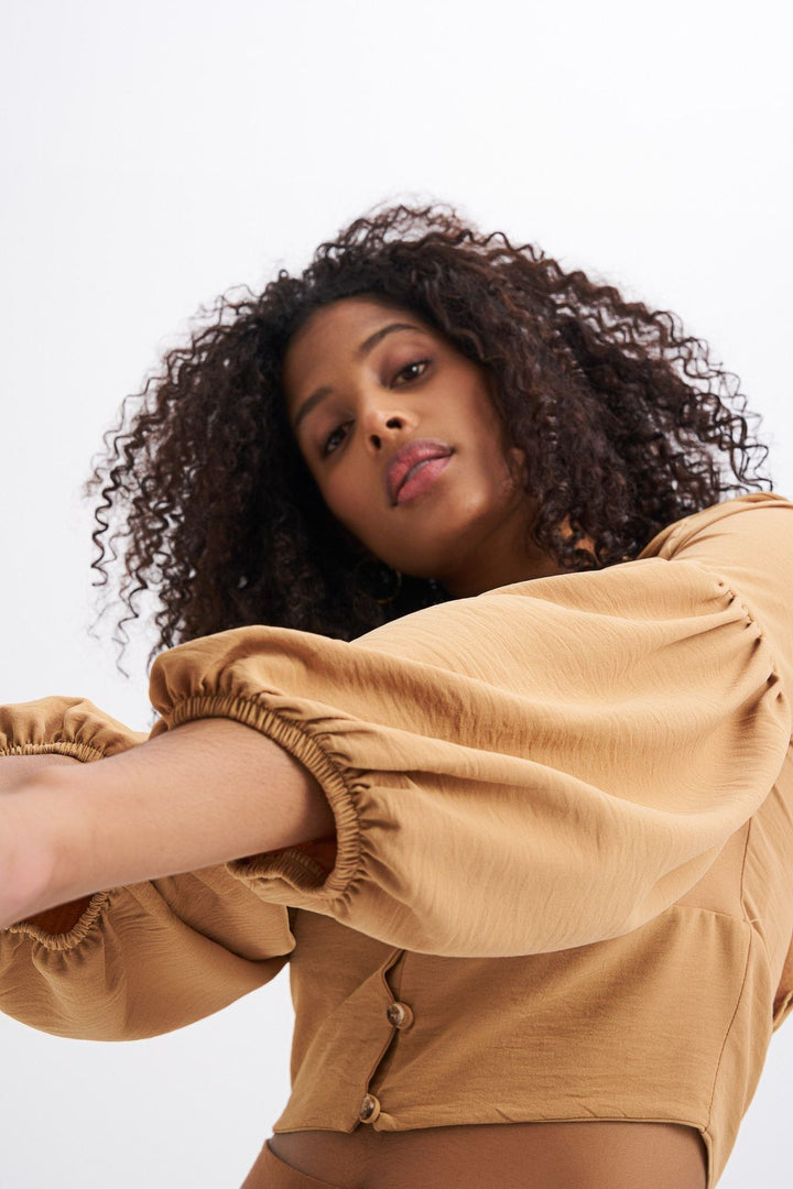 Önü Düğmeli V Yaka Fırfırlı Bluz Açık Camel