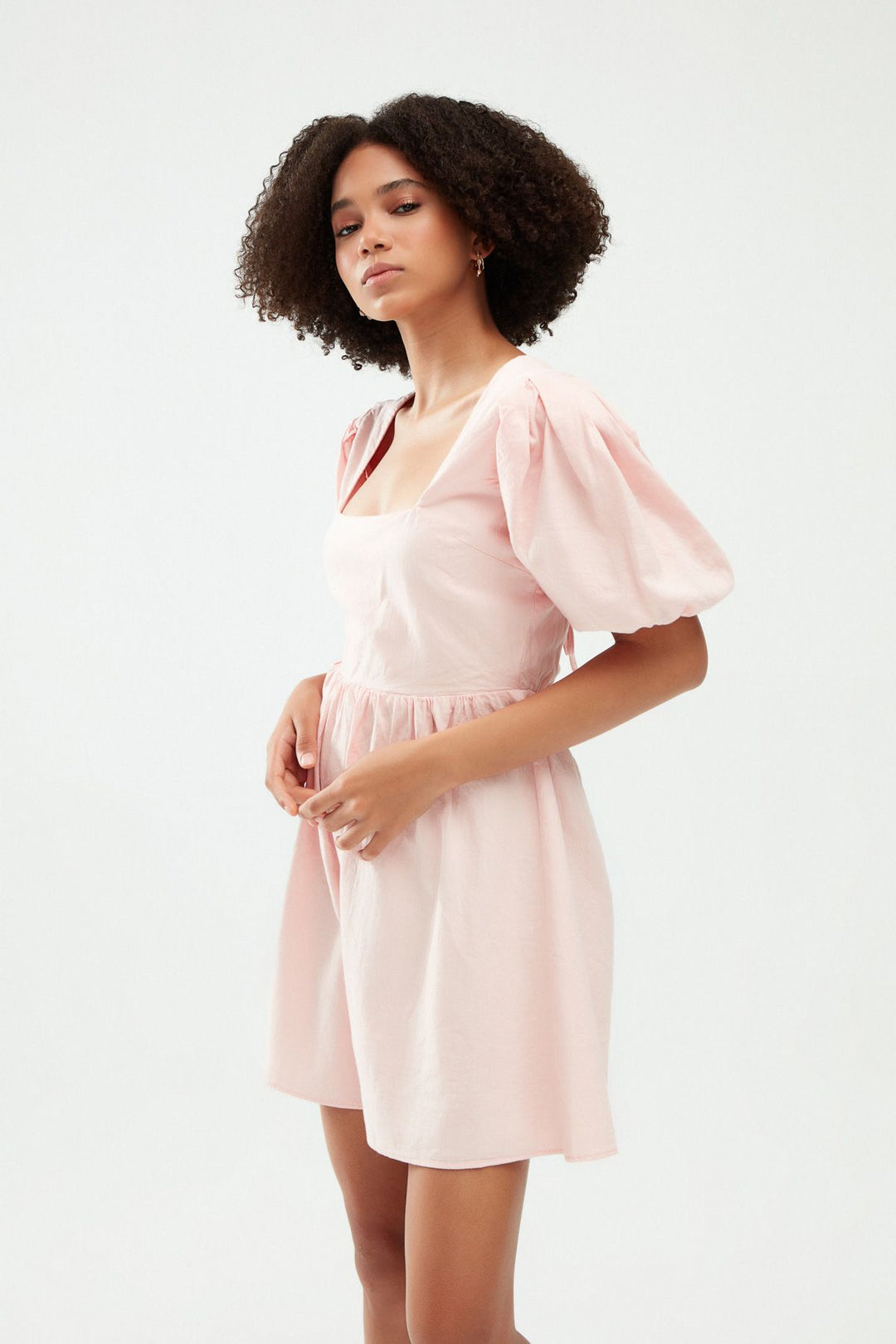 Balon Kol Dekolteli Vatkalı Elbise Pudra