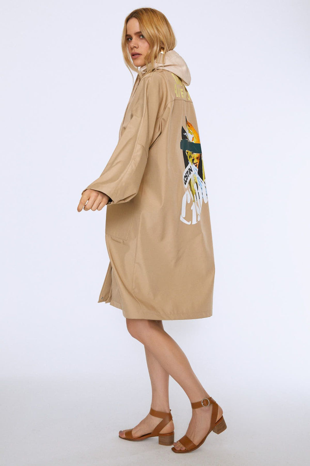 Arkası Baskılı Kapüşonlu Uzun Trençkot Bej