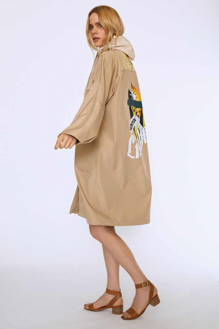 Arkası Baskılı Kapüşonlu Uzun Trençkot Bej