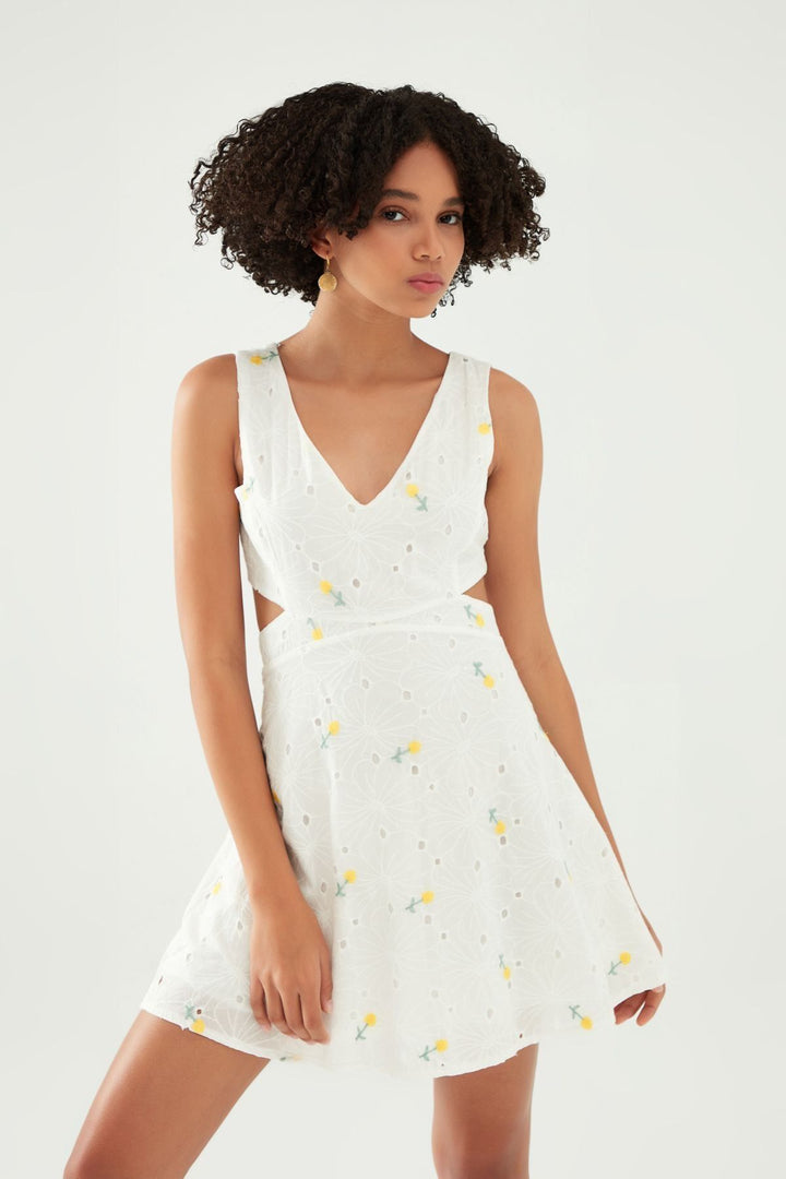 Çiçekli Dekolte Detaylı Mini Elbise Beyaz