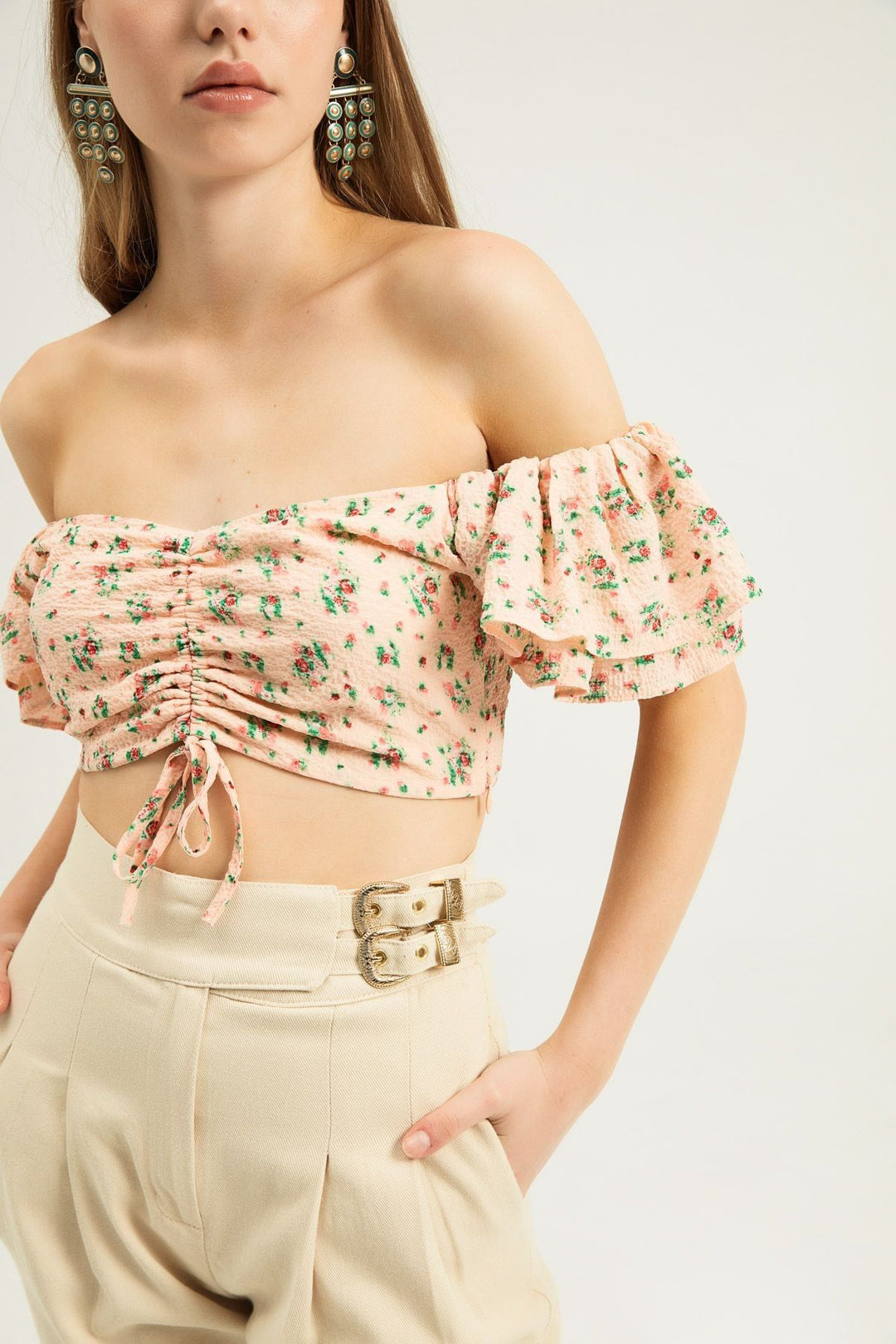 Çiçek Detaylı Büzgülü Crop Bluz Somon