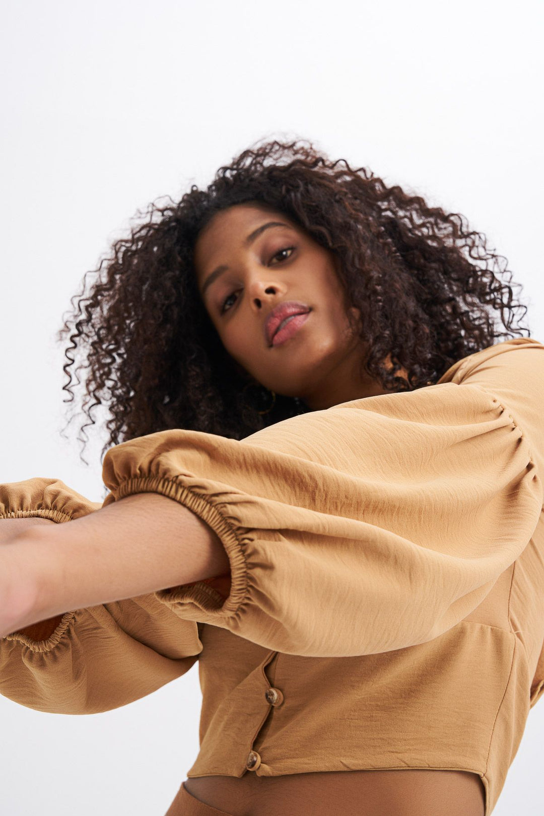 Önü Düğmeli V Yaka Fırfırlı Bluz Açık Camel