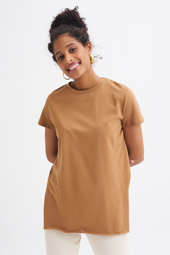 Bisiklet Yaka Yanı Yırtmaçlı Tişört Kahverengi