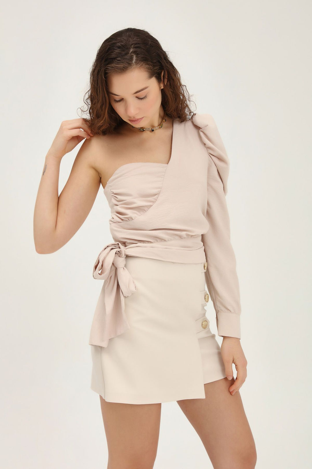 Tek Omuz Bağlama Detaylı Bluz Bej