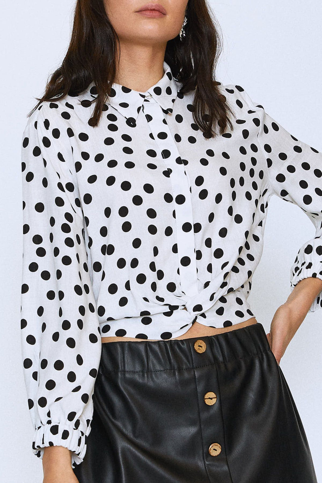 Beli Bağlamalı Puantiyeli Gömlek Siyah