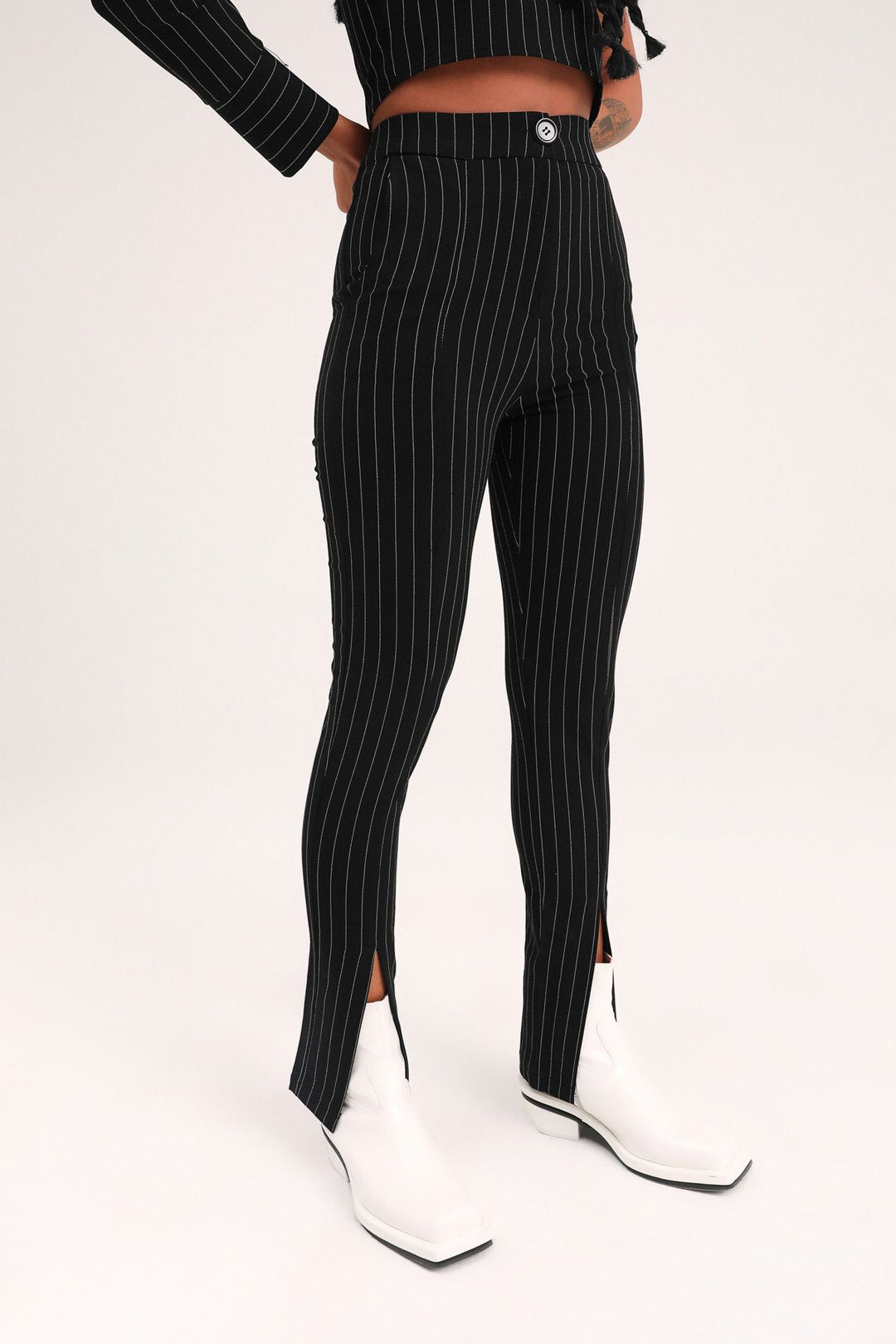 Paçası Yırtmaçlı Çizgili Pantolon Siyah