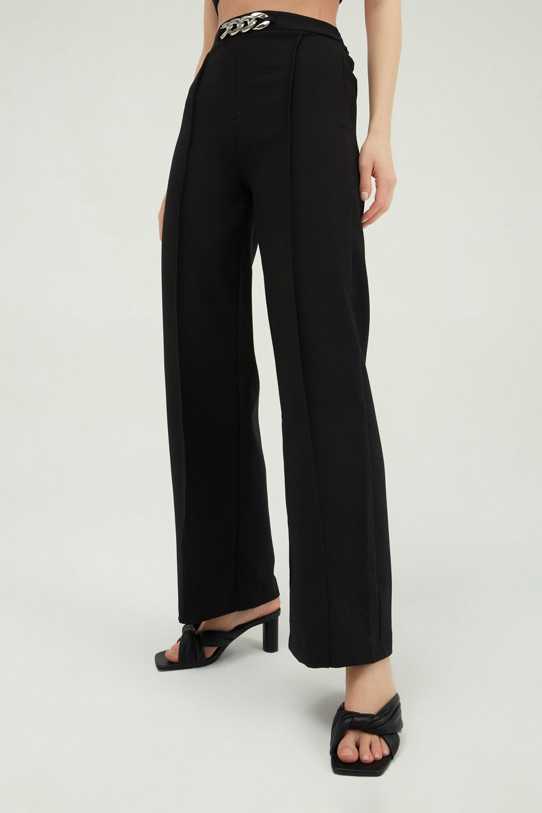 Beli Zincir Detaylı Pantolon Siyah