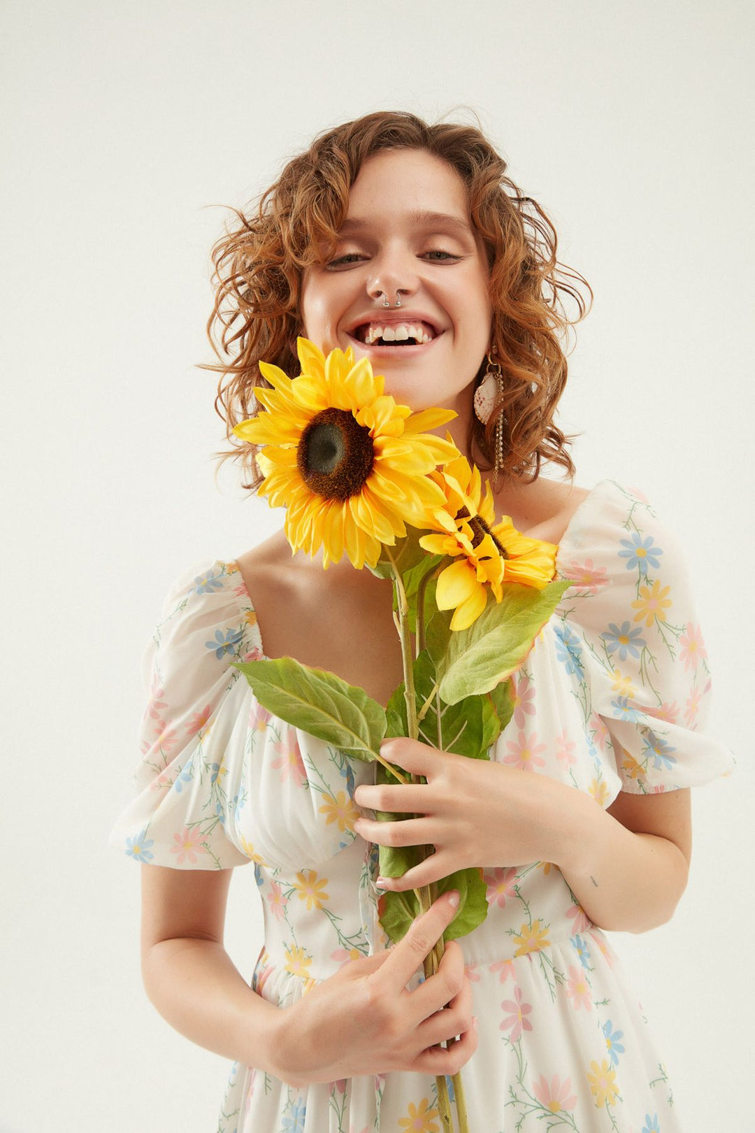 Çiçek Desenli Düşük Omuz Elbise Beyaz