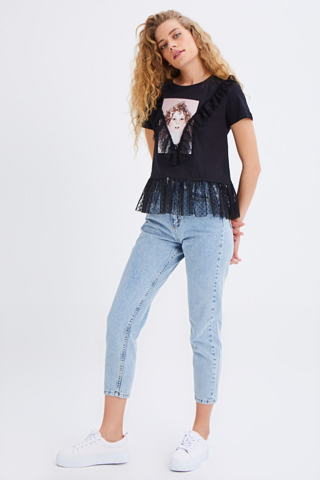Etek Ucu ve Önü Tül Fırfır Detaylı Baskılı Tişört Siyah