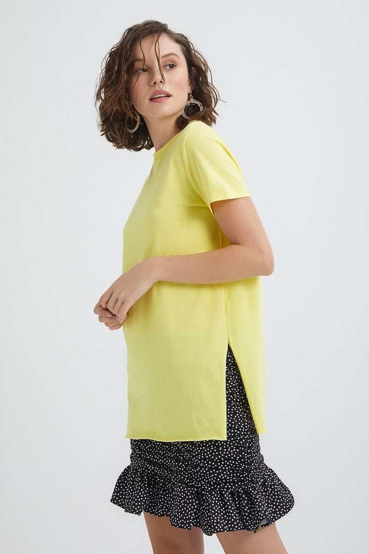 Bisiklet Yaka Yanı Yırtmaçlı Tişört Sarı