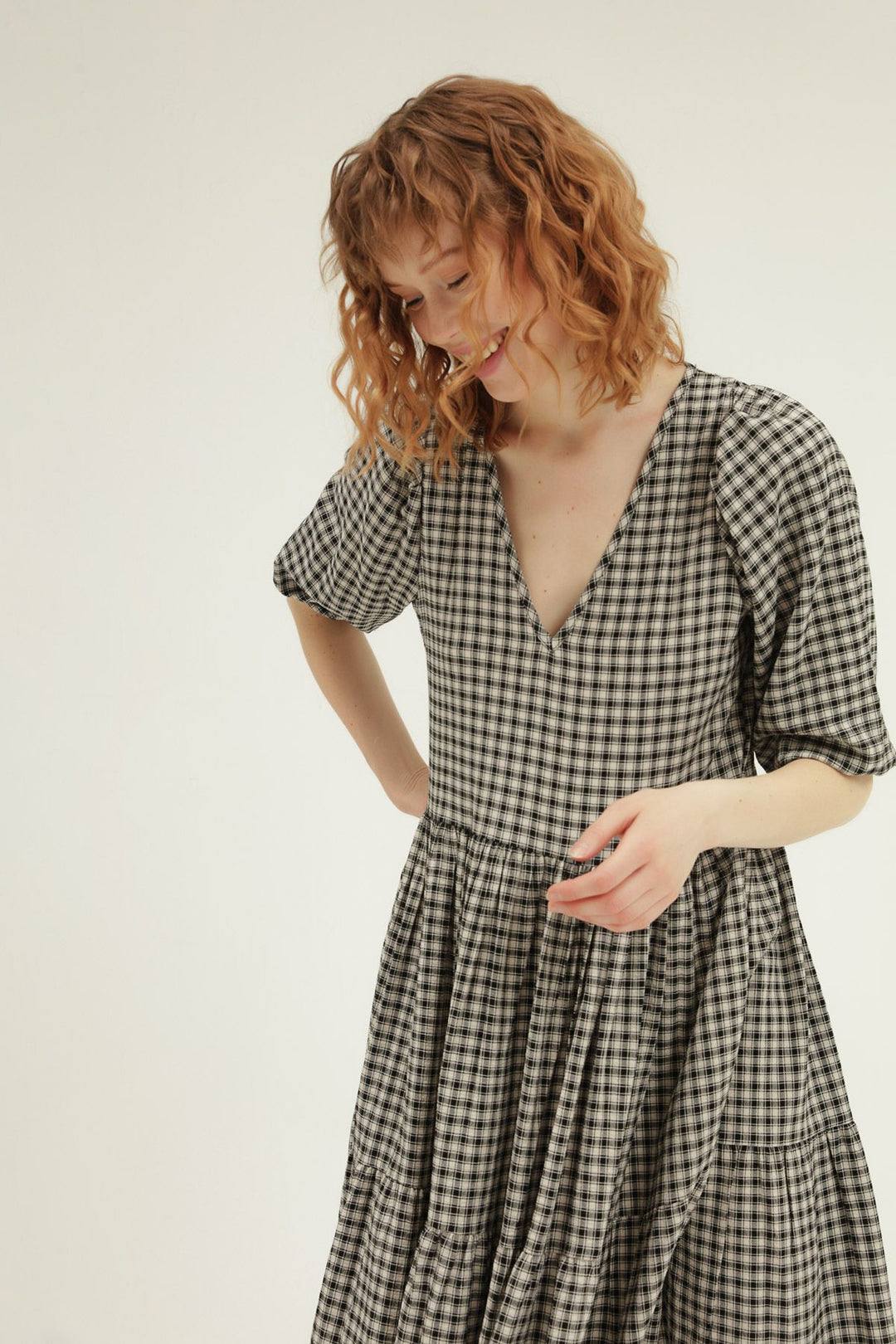 Kareli V Yaka Elbise Siyah