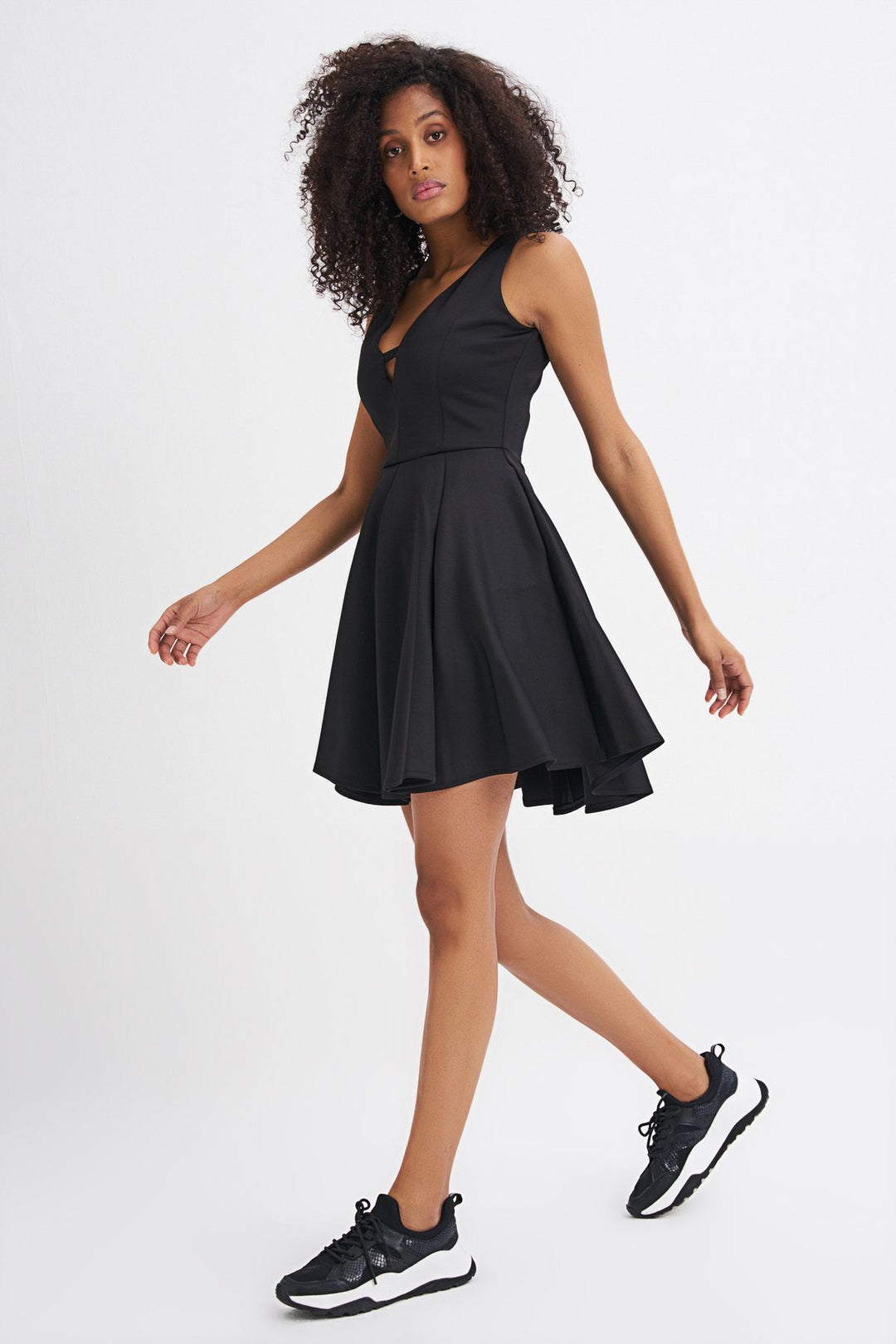 Volanlı Yaka Detaylı Kolsuz Elbise Siyah