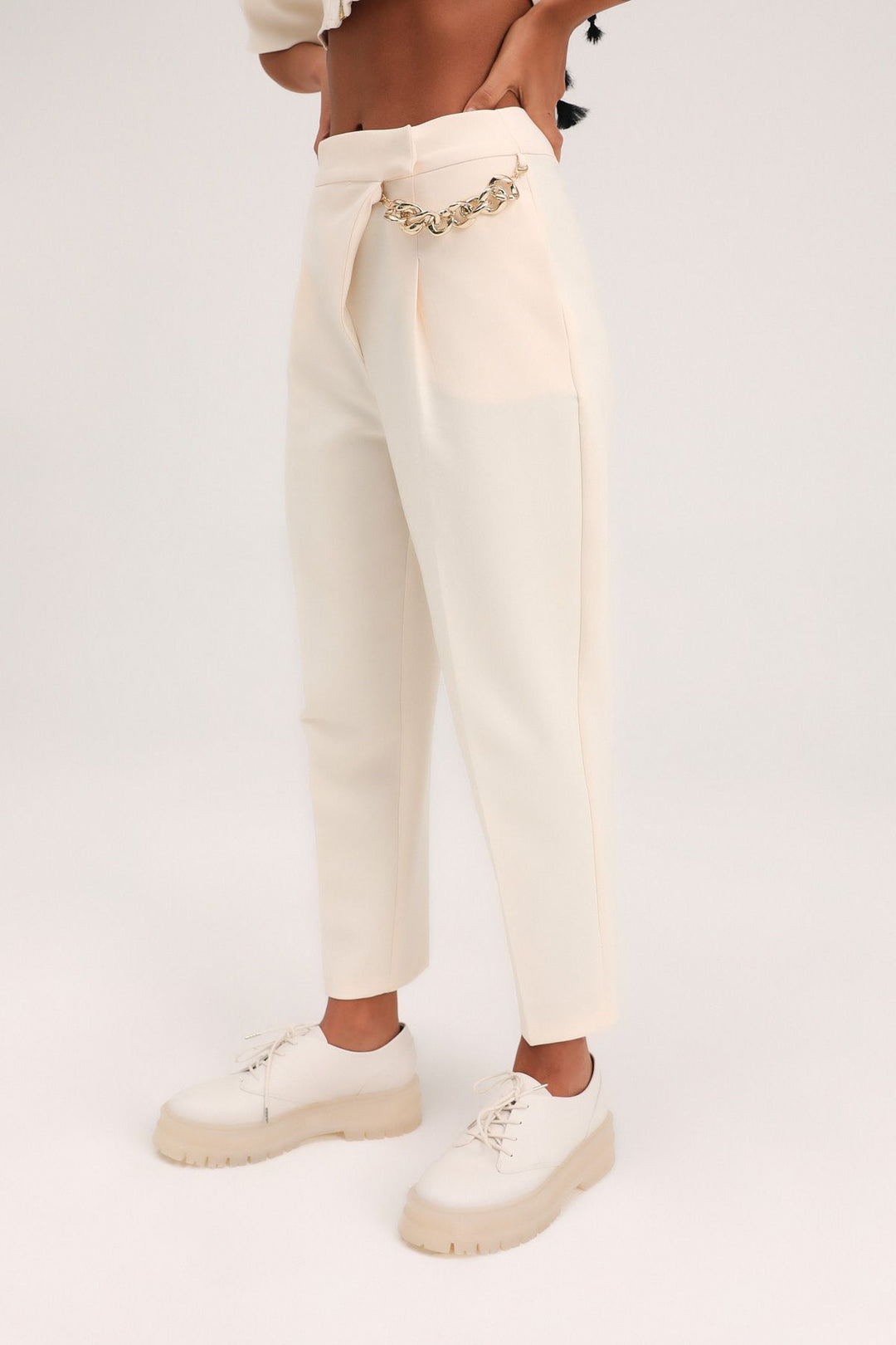 Zincir Aksesuarlı Yüksel Bel Pantolon Kemik