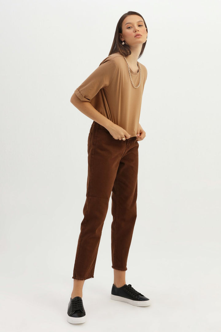 Vatkalı Zincir Aksesuarlı Crop Tişört Kahverengi