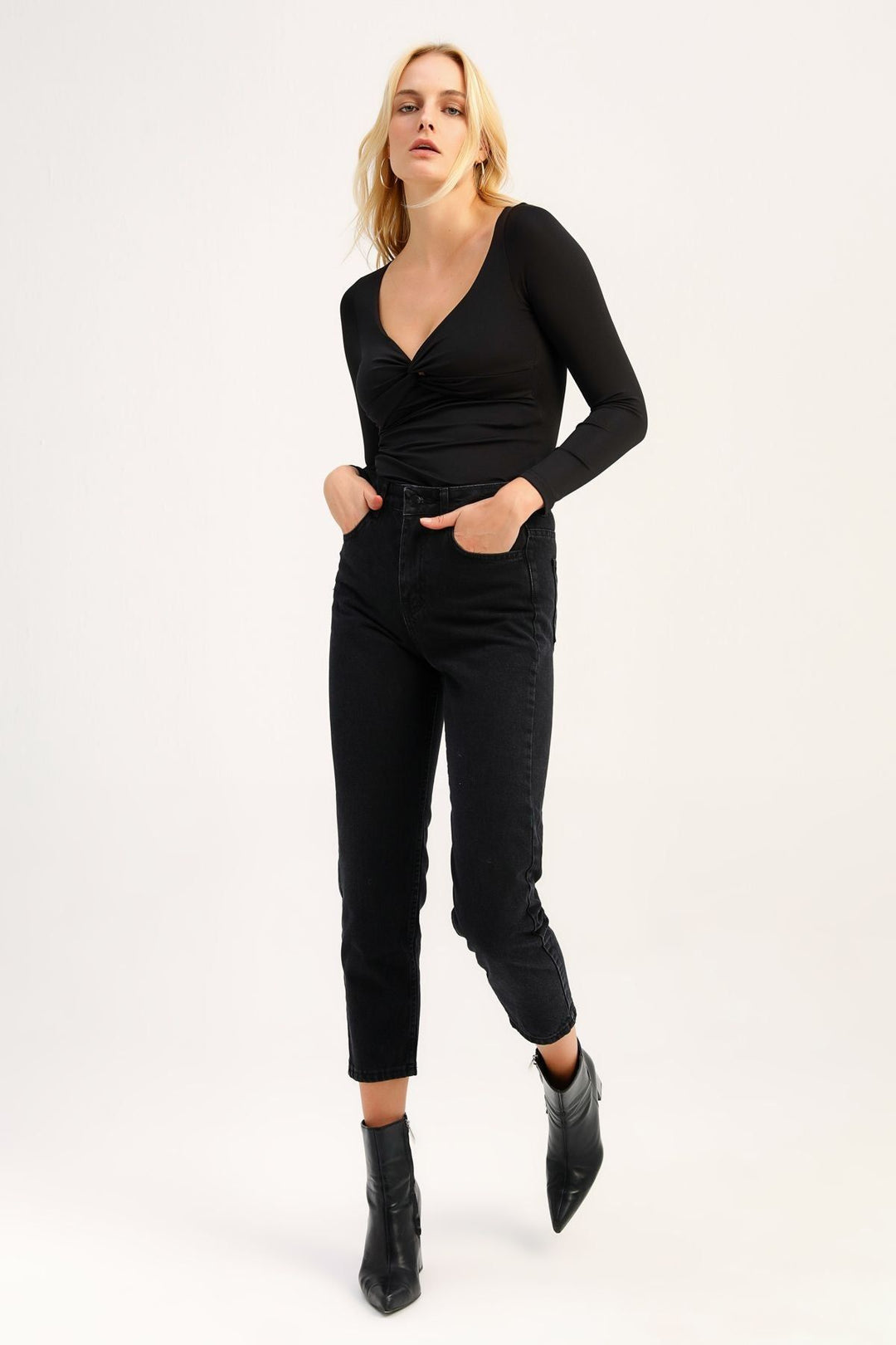 Büzgülü V Yaka Bodysuit Siyah