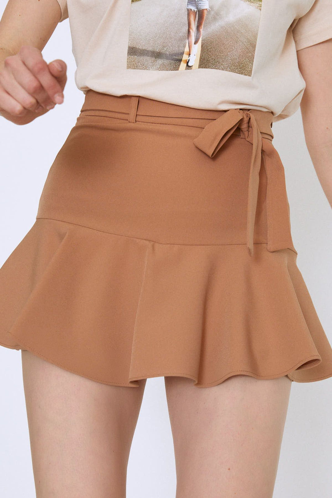 Beli Kuşaklı Etek Ucu Volanlı Etek Şort Camel