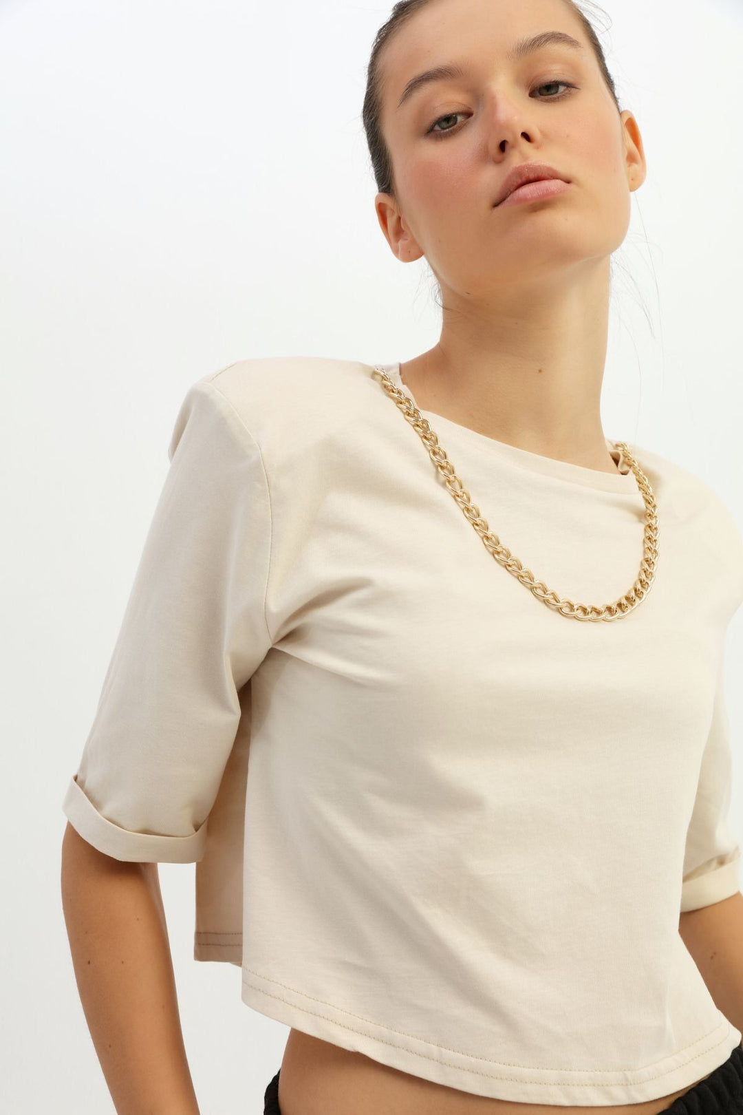 Vatkalı Zincir Aksesuarlı Crop Tişört Açık Bej
