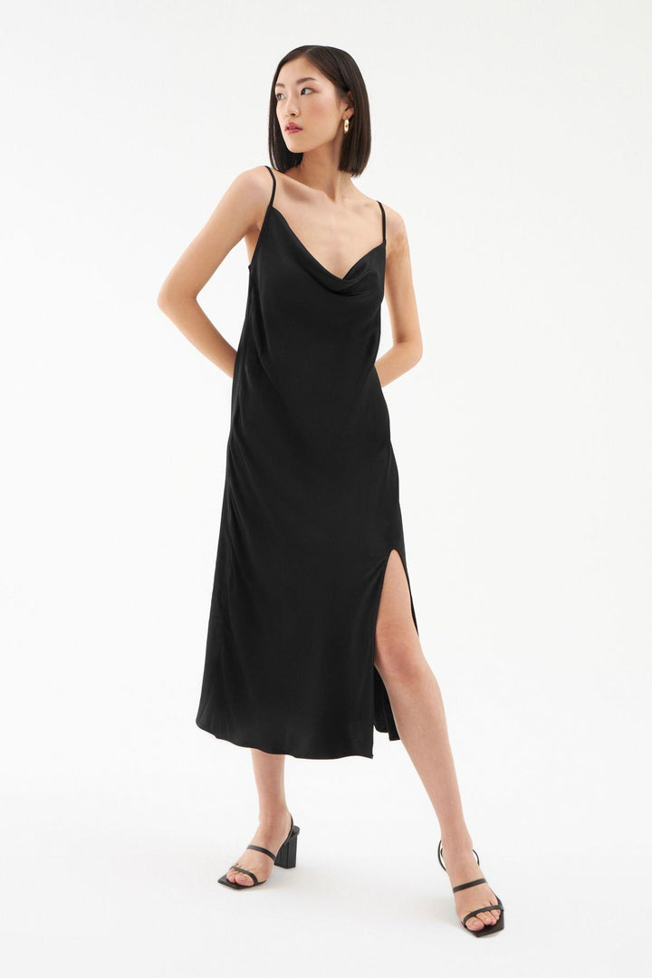 Degaje Yaka Yırtmaçlı Midi Boy Elbise Siyah