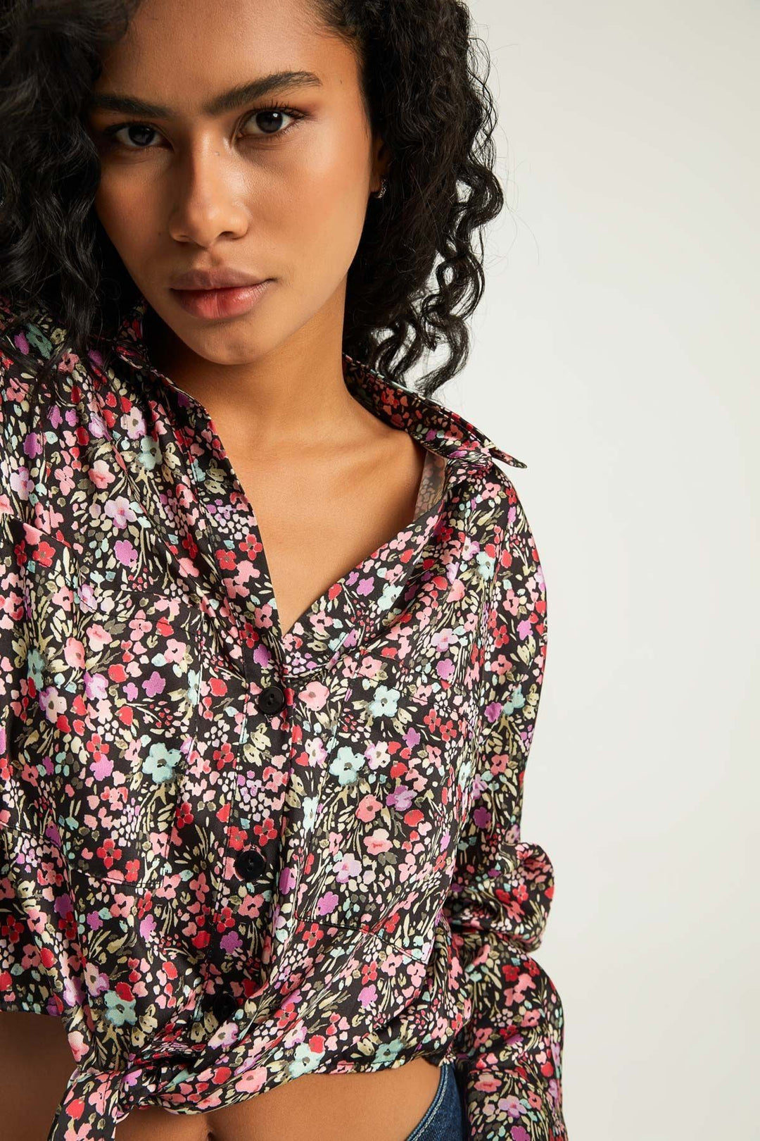 Önden Bağlamalı Çiçekli Gömlek Siyah